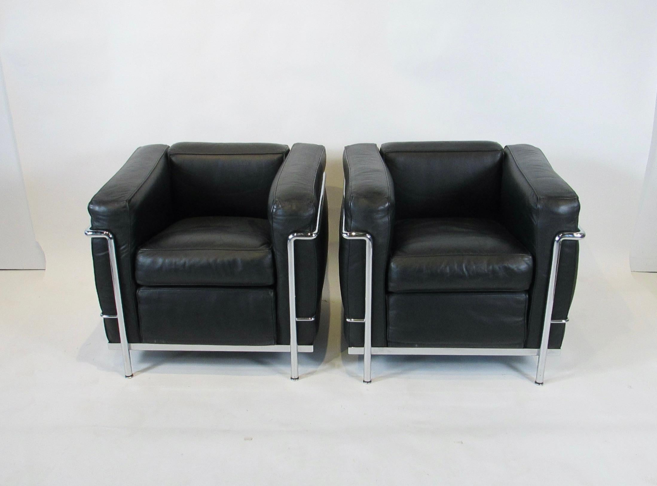 Créée en 1928 par Le Corbusier avec ses collaborateurs Pierre Jeanneret et Charlotte Perriand, la LC2 est une version réduite de sa chaise longue 