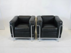 Paar Cassina lizenziert Le Corbusier LC2 schwarzes Leder in Chrom Lounge Stühle