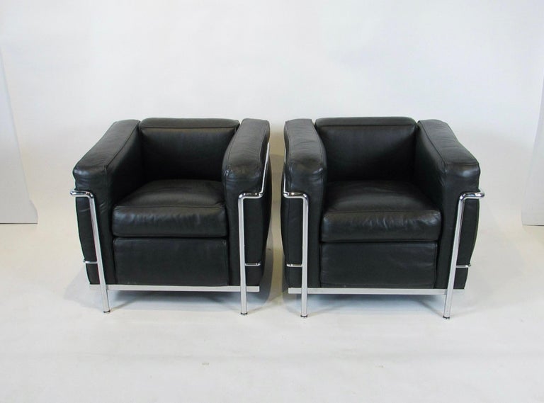 Coppia di sedie da salotto Le Corbusier LC2 in pelle nera e cromo