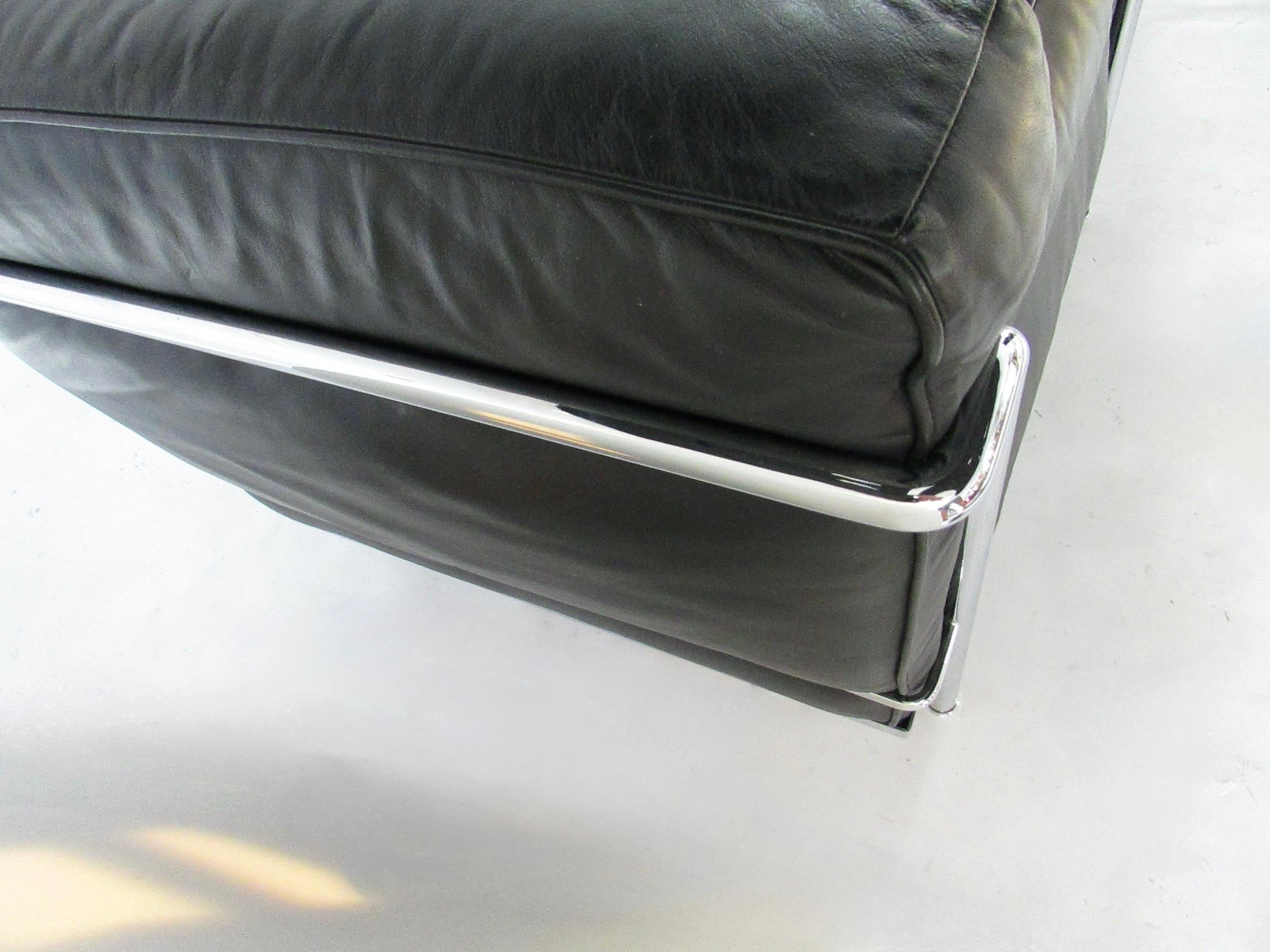 Paar Cassina lizenziert Le Corbusier LC2 schwarzes Leder in Chrom Lounge Stühle im Angebot 12