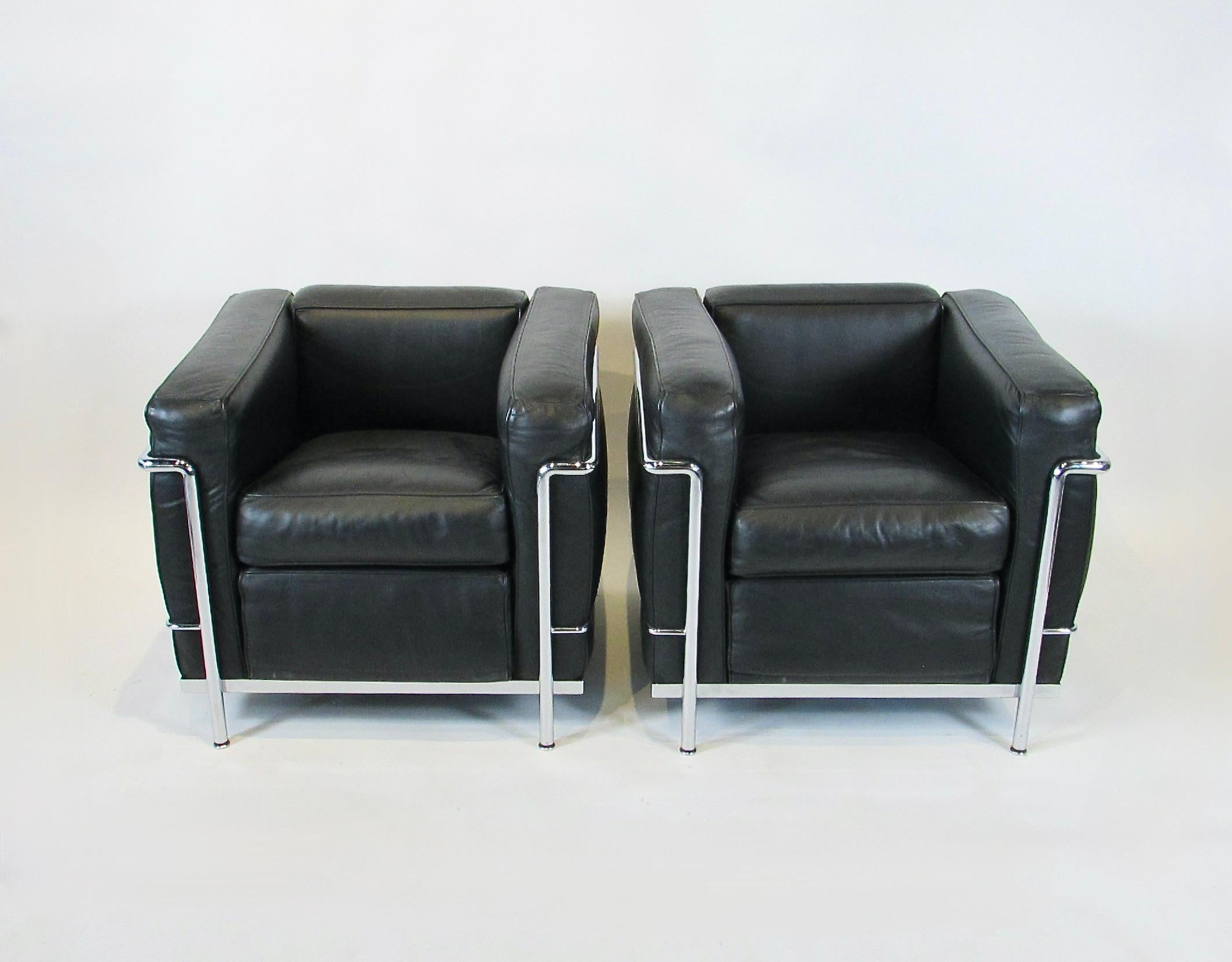Bauhaus Paire de fauteuils de salon Le Corbusier LC2 en cuir noir et chrome, sous licence Cassina en vente