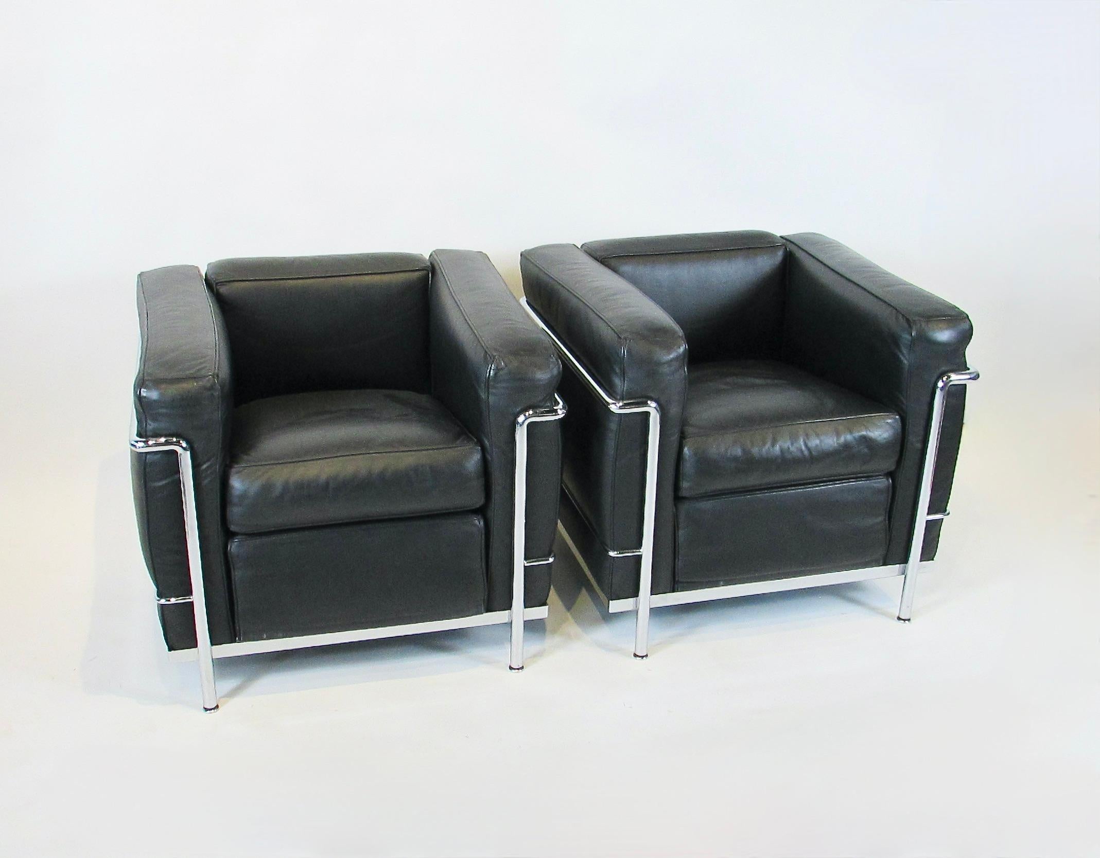 italien Paire de fauteuils de salon Le Corbusier LC2 en cuir noir et chrome, sous licence Cassina en vente