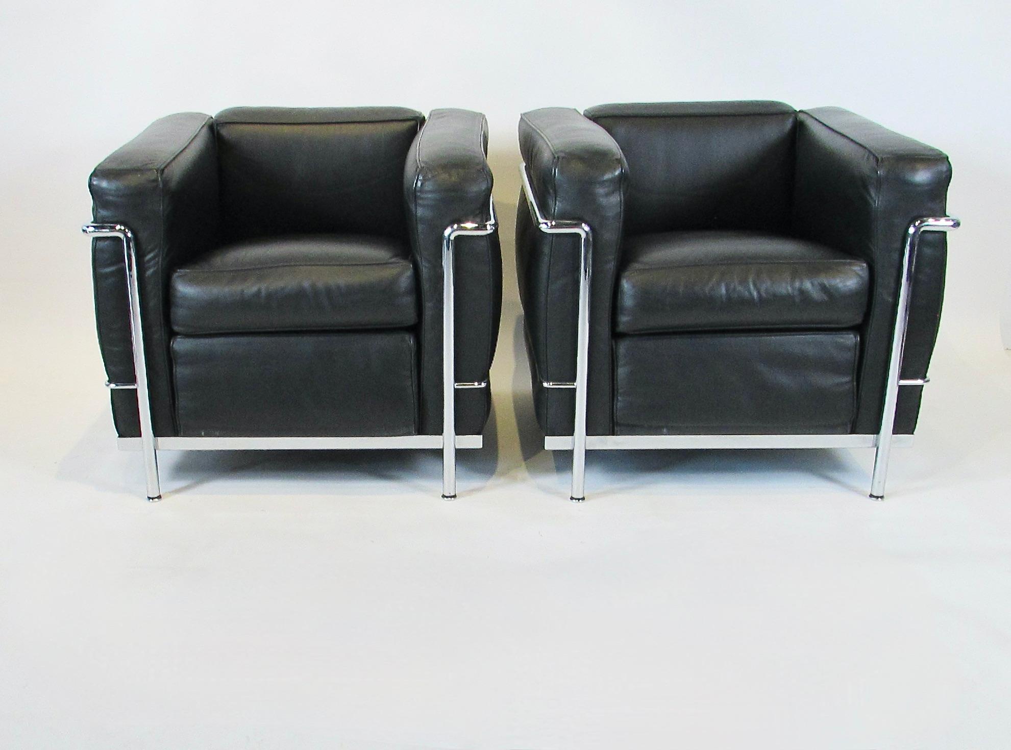 Poli Paire de fauteuils de salon Le Corbusier LC2 en cuir noir et chrome, sous licence Cassina en vente