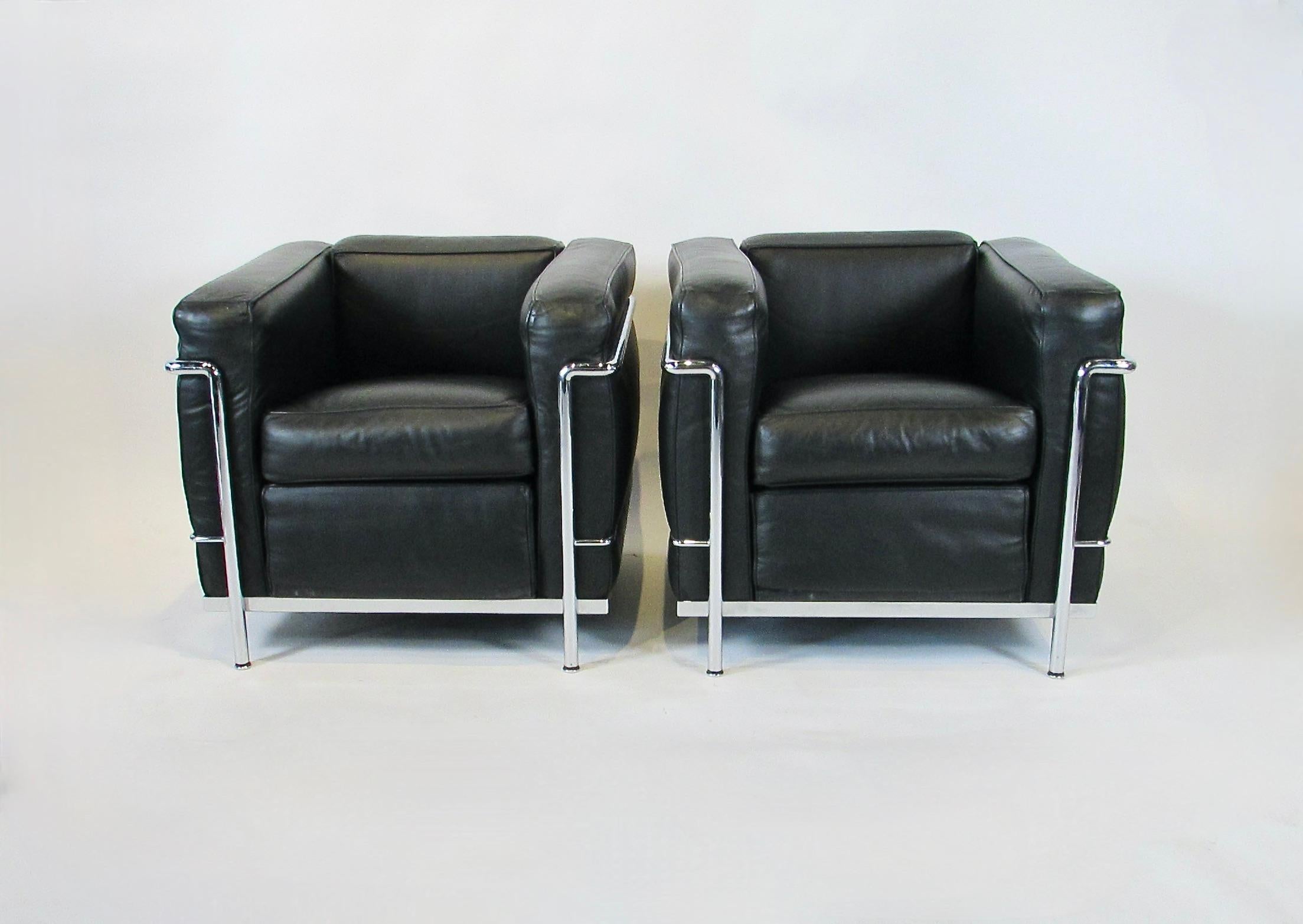 Paire de fauteuils de salon Le Corbusier LC2 en cuir noir et chrome, sous licence Cassina Bon état - En vente à Ferndale, MI
