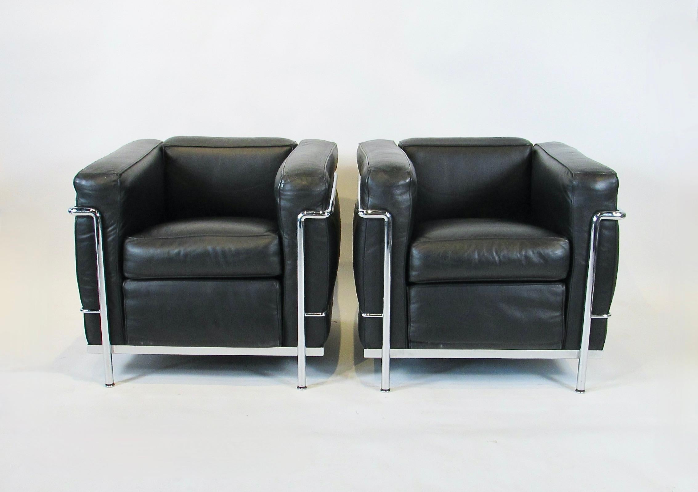 20ième siècle Paire de fauteuils de salon Le Corbusier LC2 en cuir noir et chrome, sous licence Cassina en vente