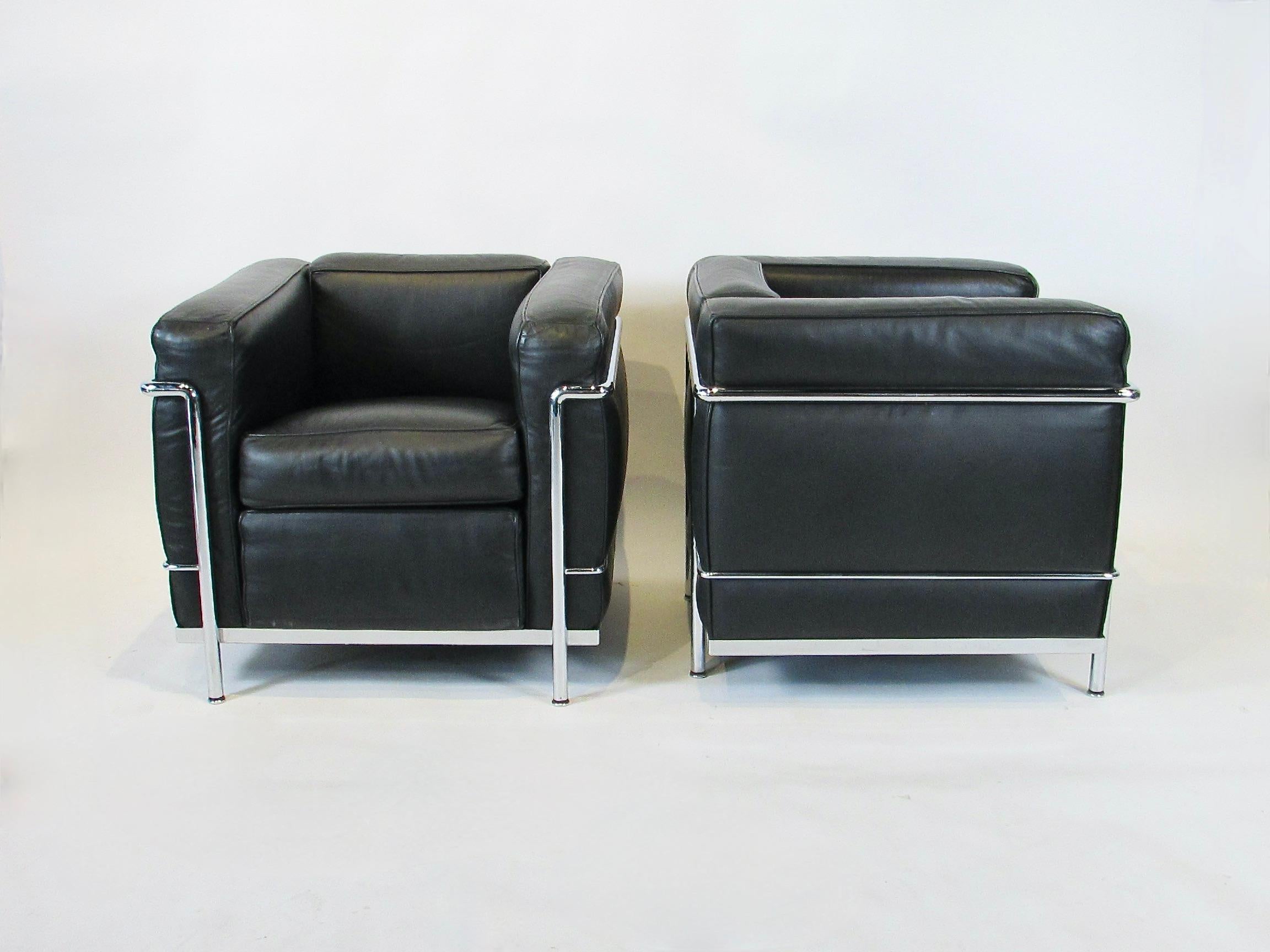 Acier Paire de fauteuils de salon Le Corbusier LC2 en cuir noir et chrome, sous licence Cassina en vente
