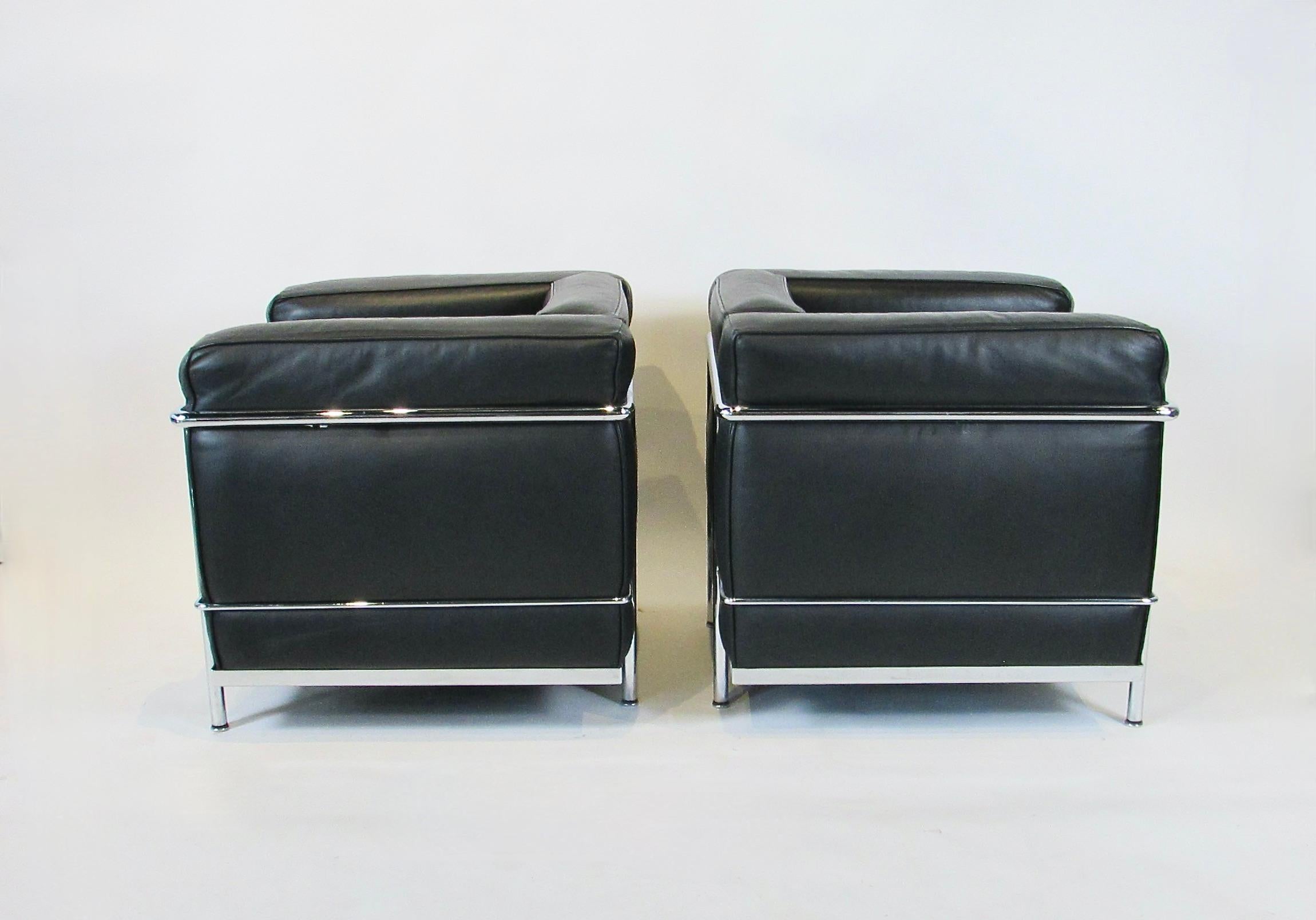 Paire de fauteuils de salon Le Corbusier LC2 en cuir noir et chrome, sous licence Cassina en vente 1
