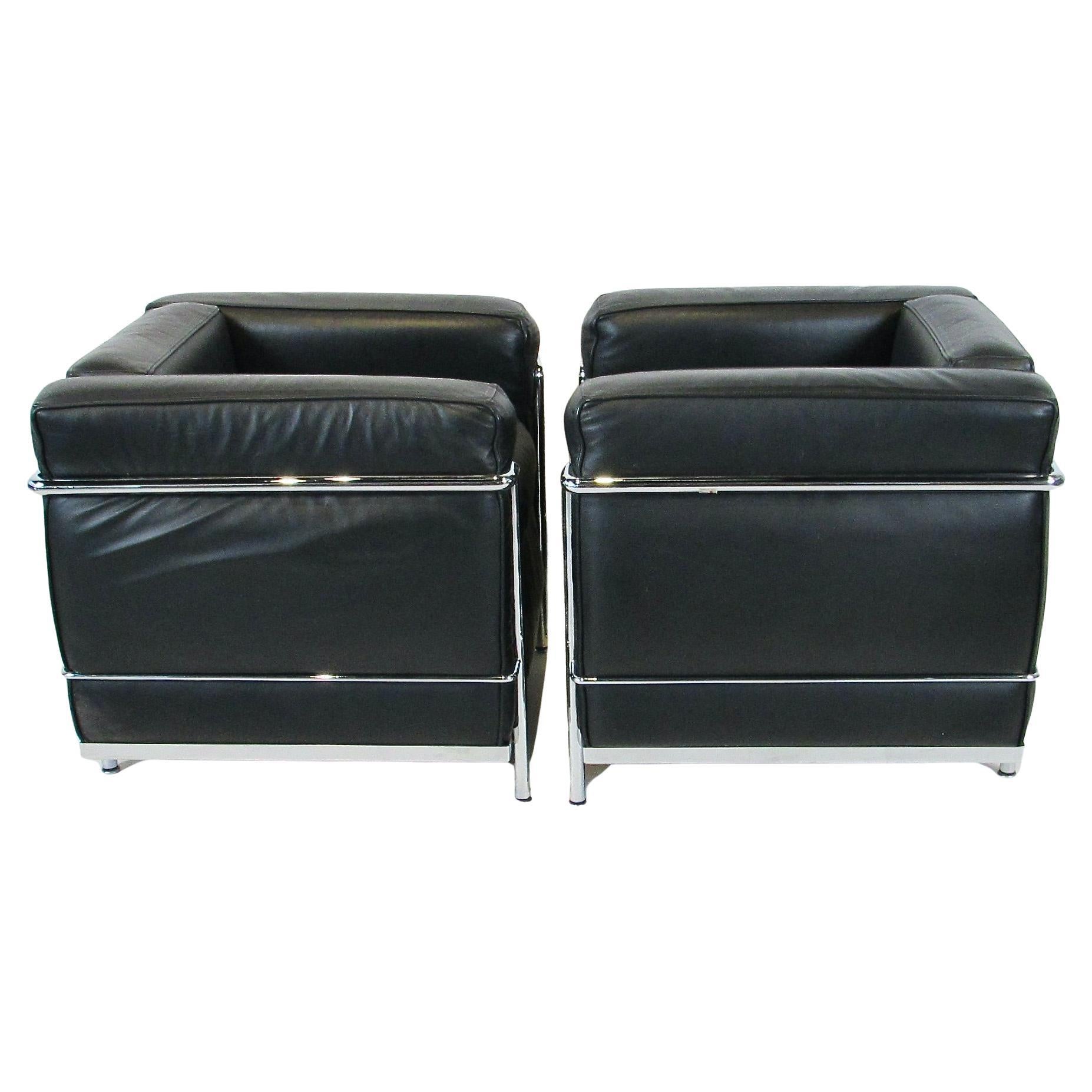 Paire de fauteuils de salon Le Corbusier LC2 en cuir noir et chrome, sous licence Cassina en vente