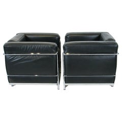 Paire de fauteuils de salon Le Corbusier LC2 en cuir noir et chrome, sous licence Cassina