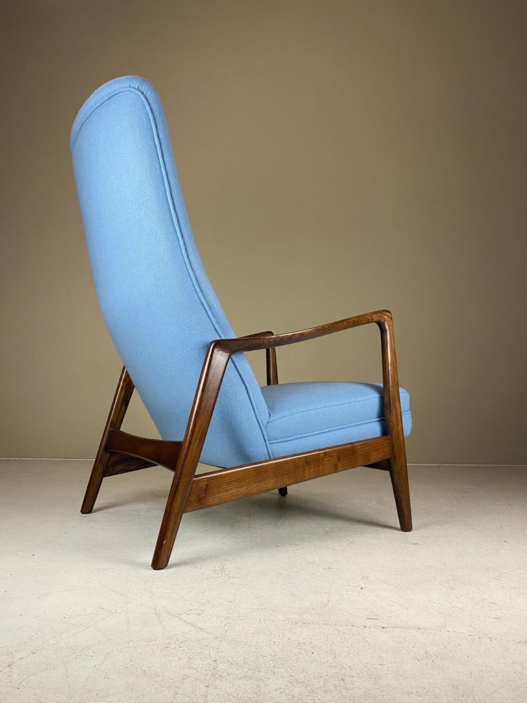 Listed is a rare set of two Cassina no. 829 highback lounge chairs, designed by Gio Ponti for the Hotel Parco dei Principi in Sorrento in the 1960s.

In 1961, engineer and entrepreneur Roberto Fernandes bought two plots of land – one in Sorrento