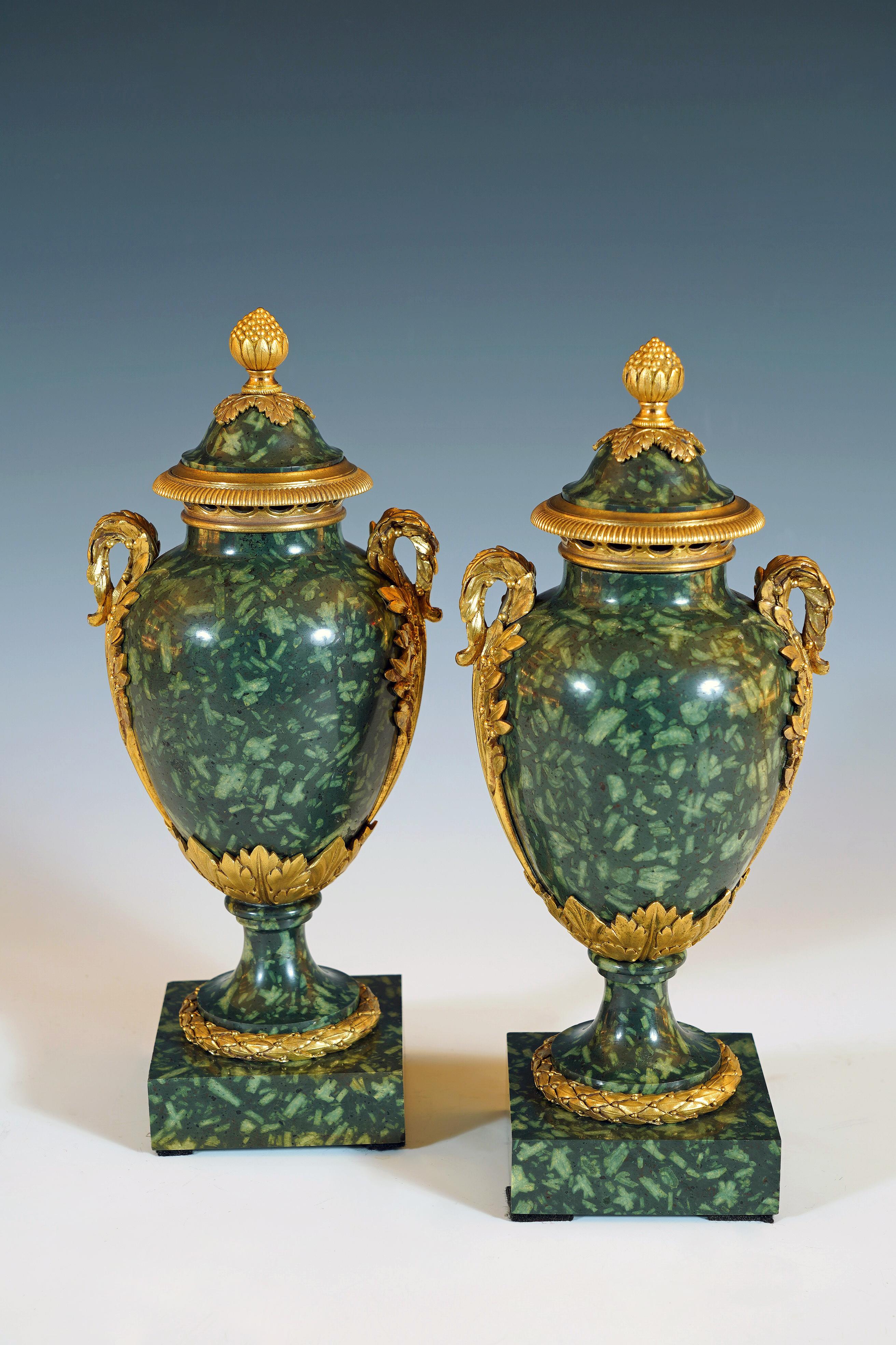 Bellissima coppia di cassette a balaustro di ispirazione Luigi XVI, con un'elegante montatura in bronzo cesellato e dorato. Il coperchio, appoggiato su un fregio traforato in bronzo dorato, è sormontato da una presa a forma di seme. Il corpo è