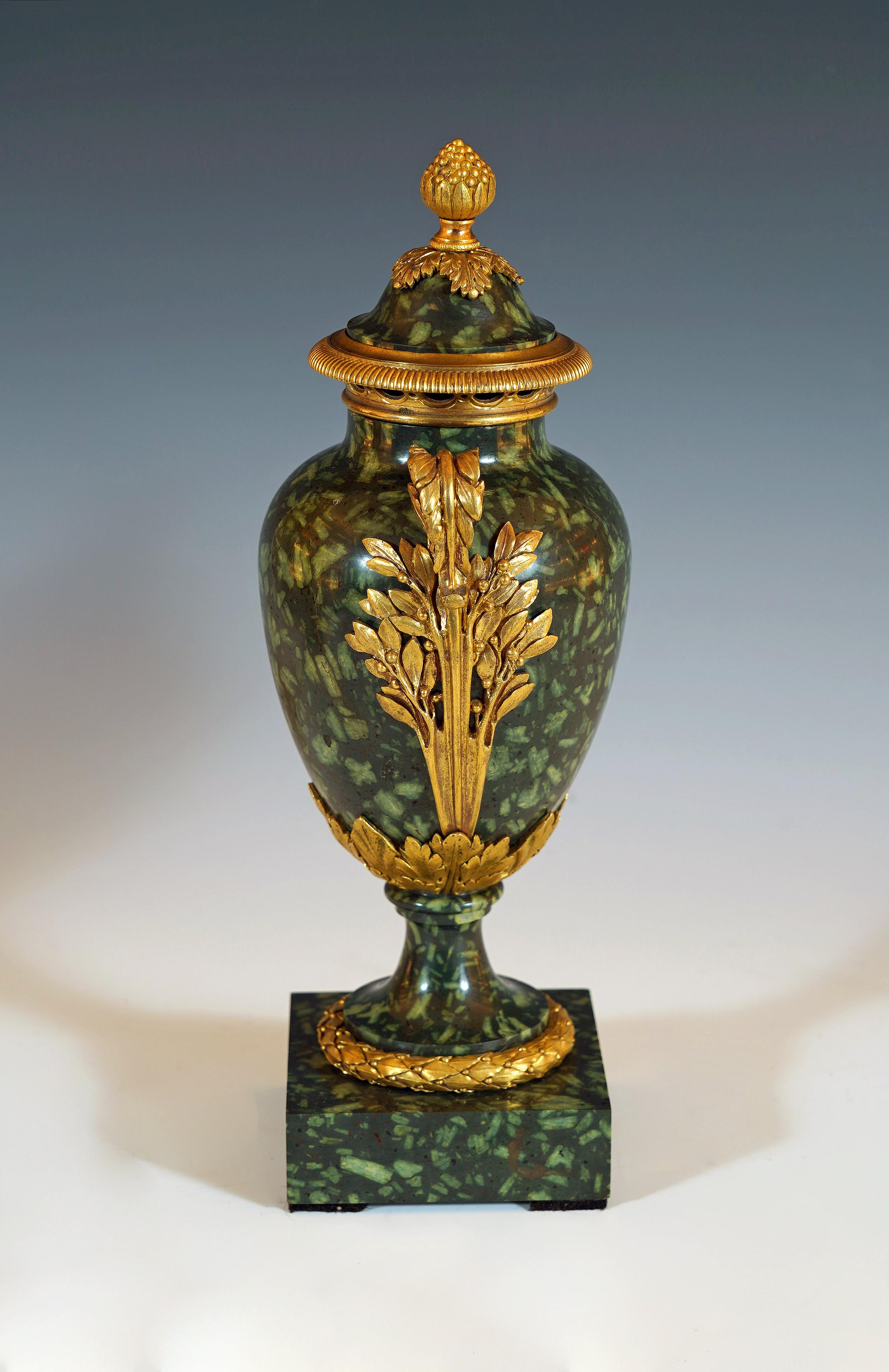 Coppia di cassette a serpentina attribuite a H. H. Dasson, Francia, 1880 ca. In condizioni buone in vendita a PARIS, FR