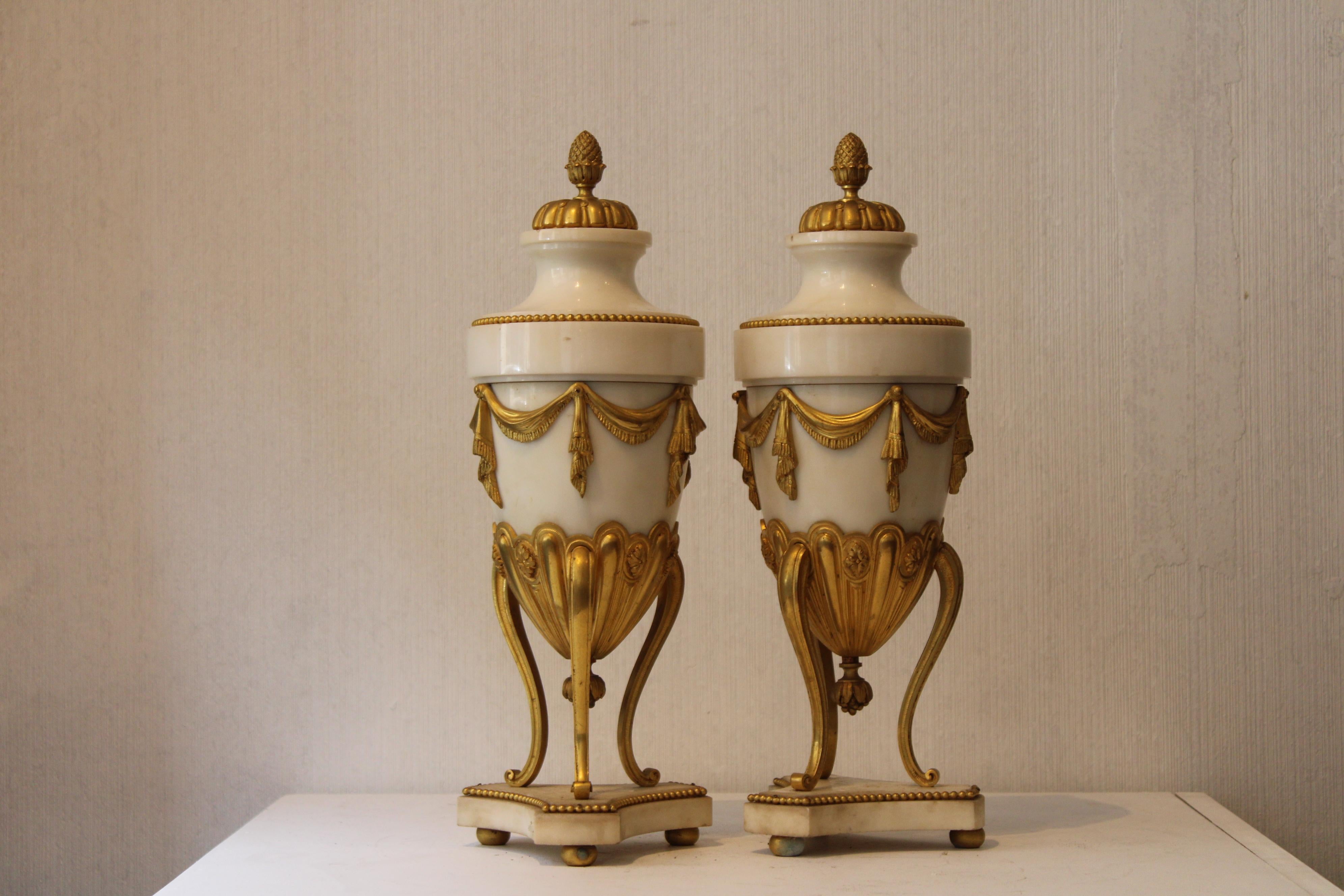 Paar Cassolettes aus dem 19. Jahrhundert. Marmor und vergoldete Bronze, im Stil von Ludwig XVI.