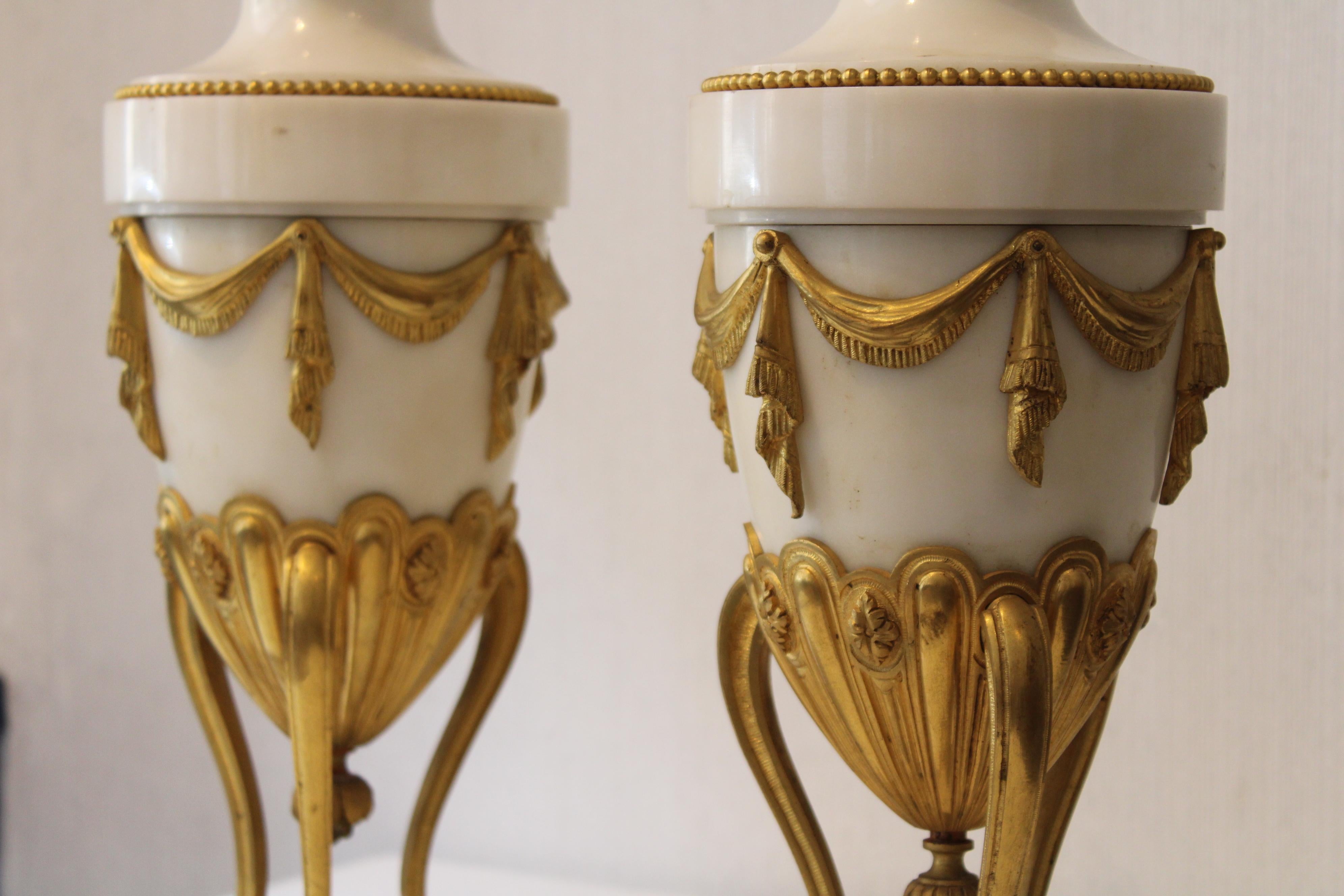 Ein Paar Cassolettes-Vasen  (Louis XVI.) im Angebot
