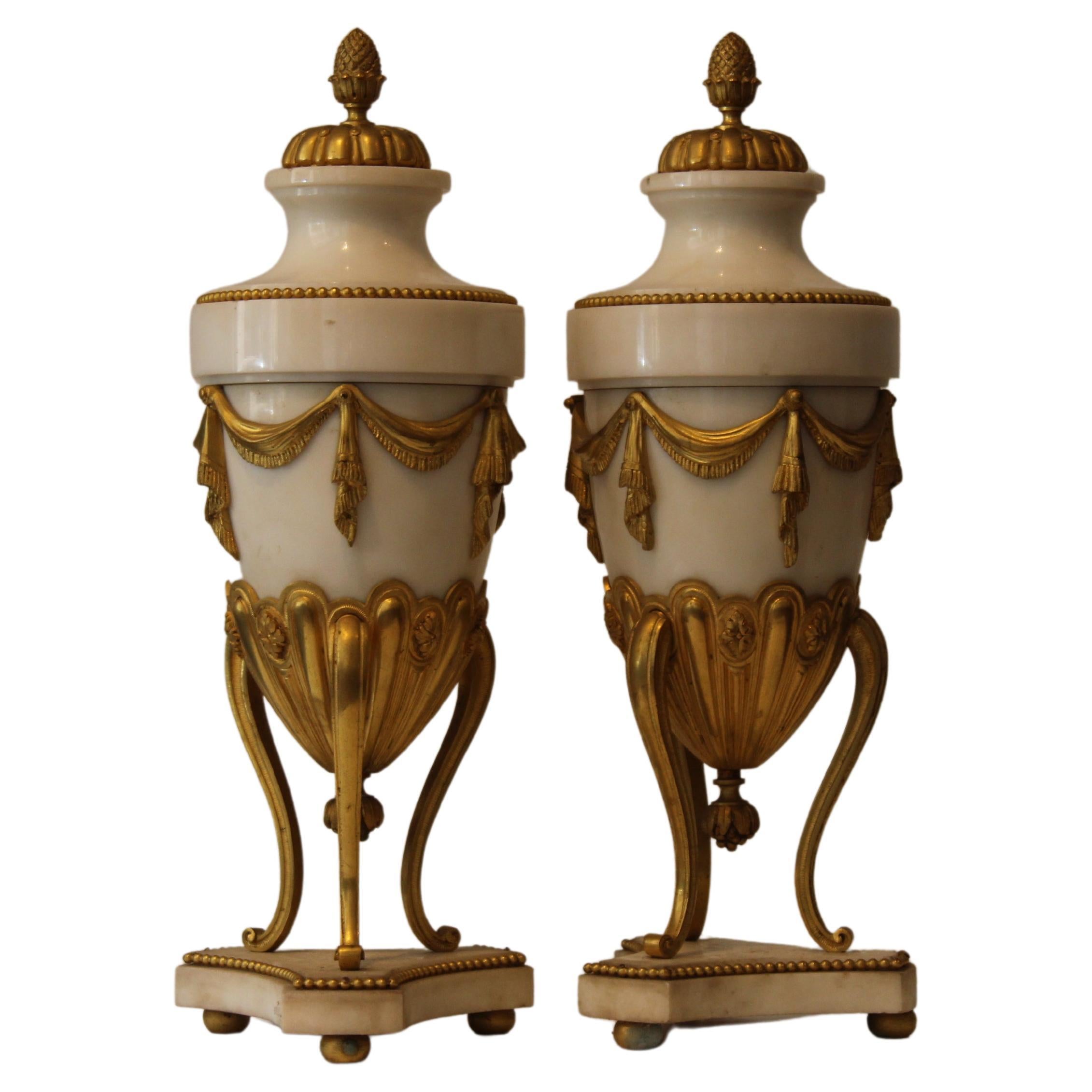 Ein Paar Cassolettes-Vasen 