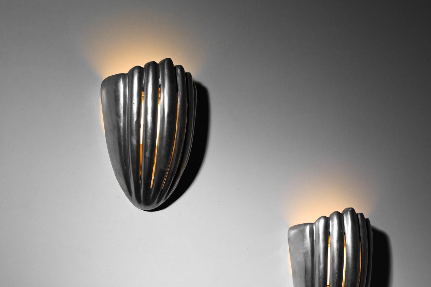 Pair of cast aluminum shell wall lights In Good Condition For Sale In Ternay, Auvergne-Rhône-Alpes