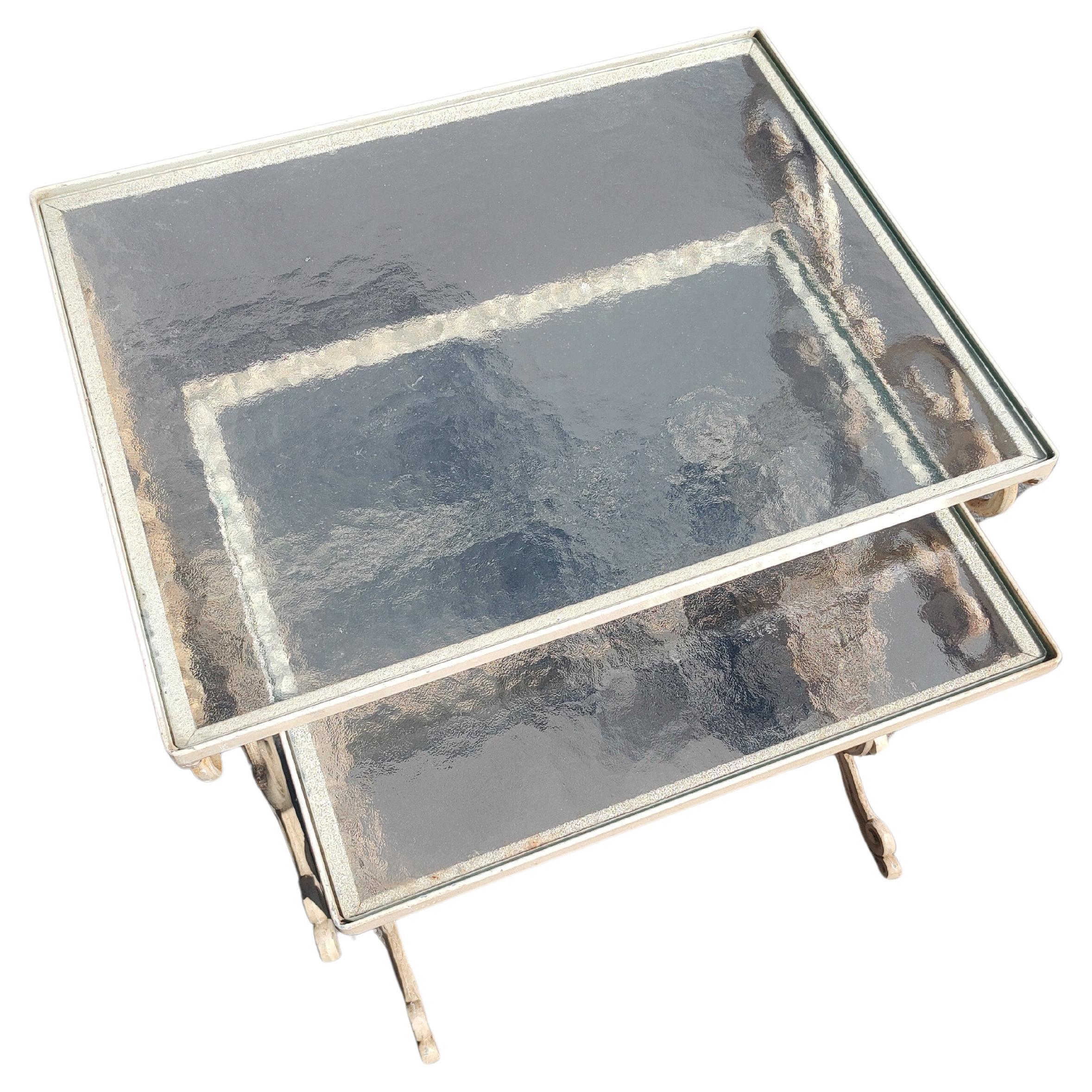 Favolosa coppia di tavoli impilabili in alluminio fuso di Molla con piani in vetro oscurato. Il tavolo più piccolo misura 14,25 x 16,25 x 17h. In eccellenti condizioni vintage con un'usura minima. Il vetro è perfetto.