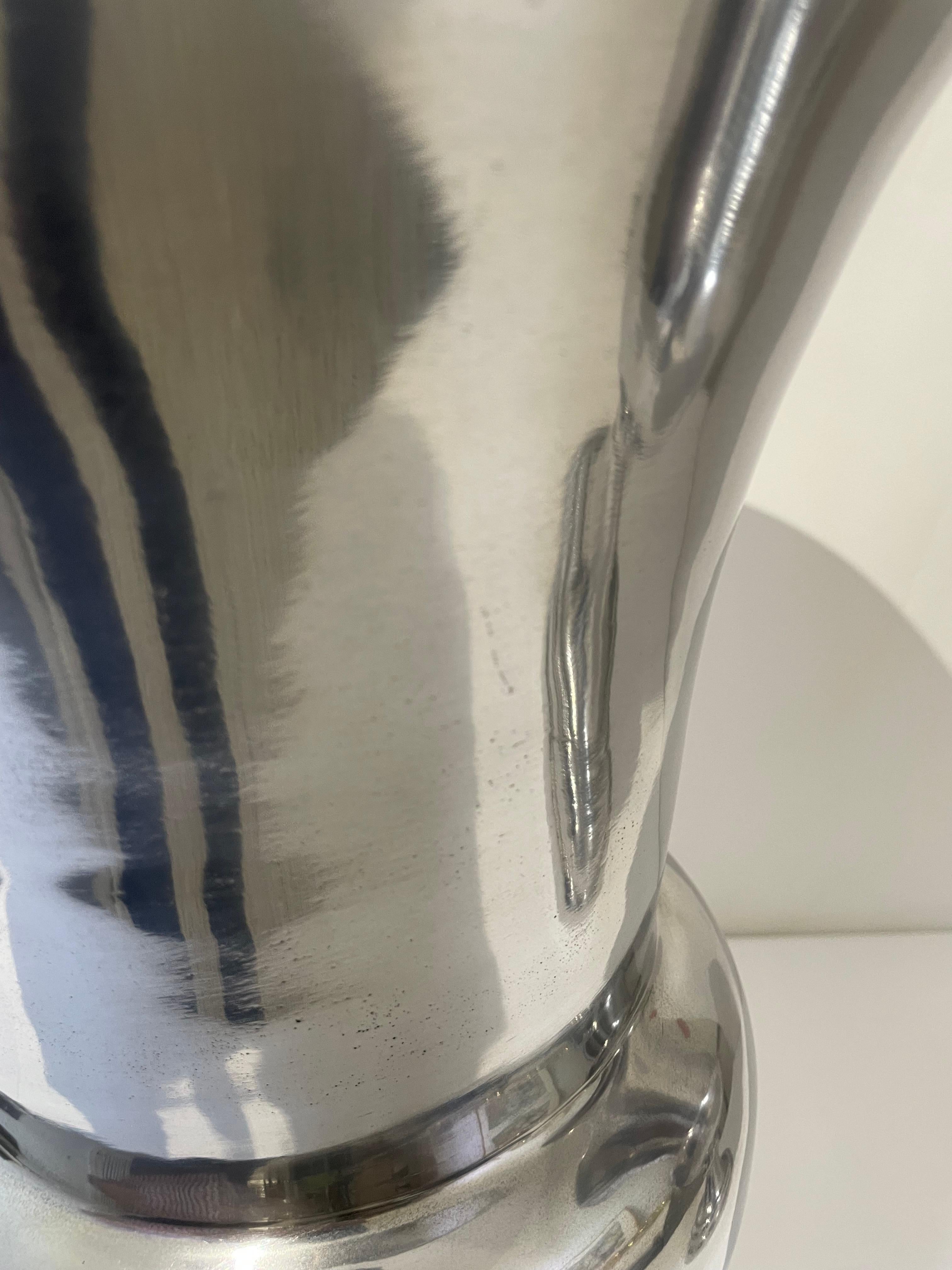 Paire d'urnes en aluminium coulé dans le style d'Arthur Court en vente 3