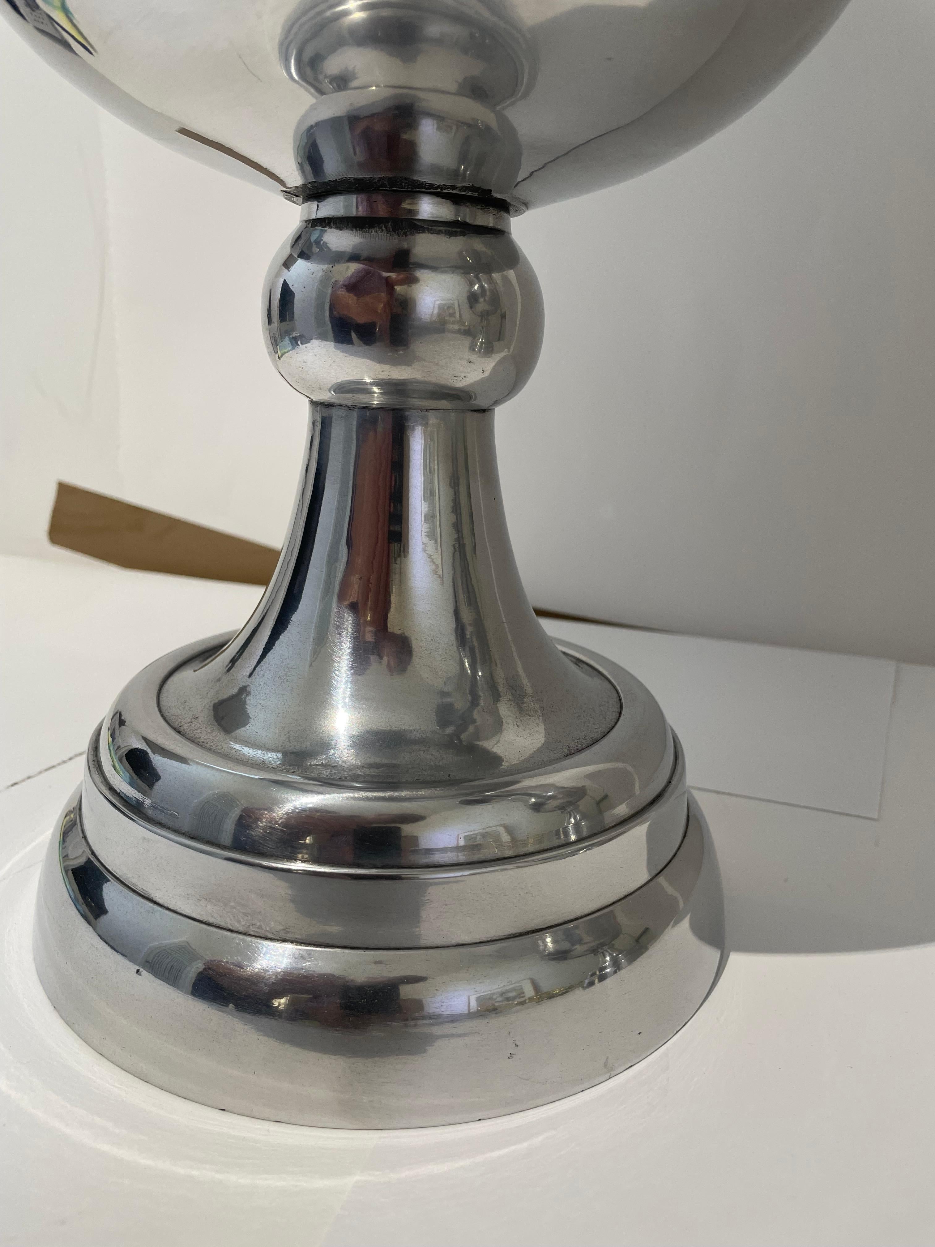 Paire d'urnes en aluminium coulé dans le style d'Arthur Court en vente 4
