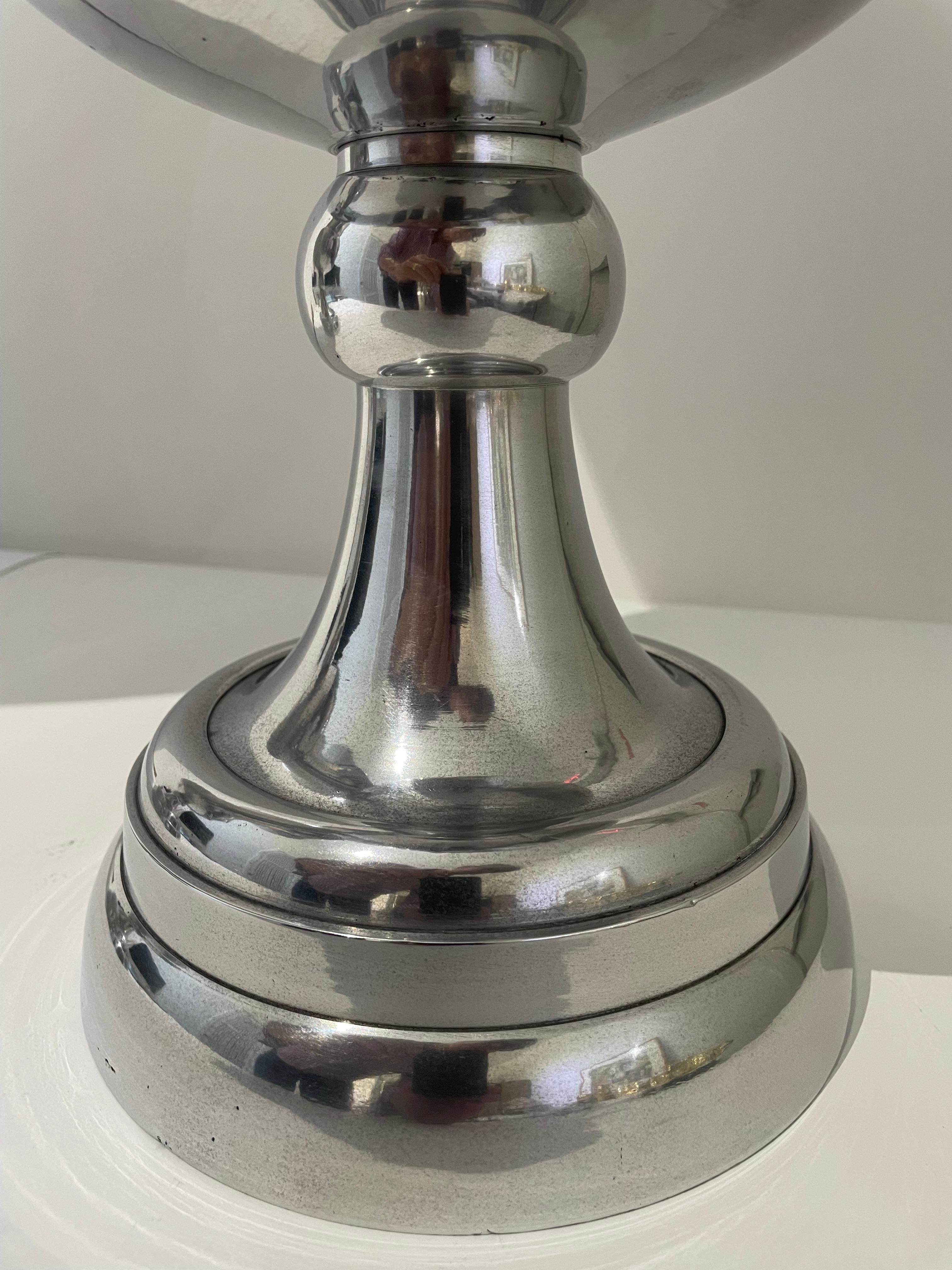Paire d'urnes en aluminium coulé dans le style d'Arthur Court en vente 5