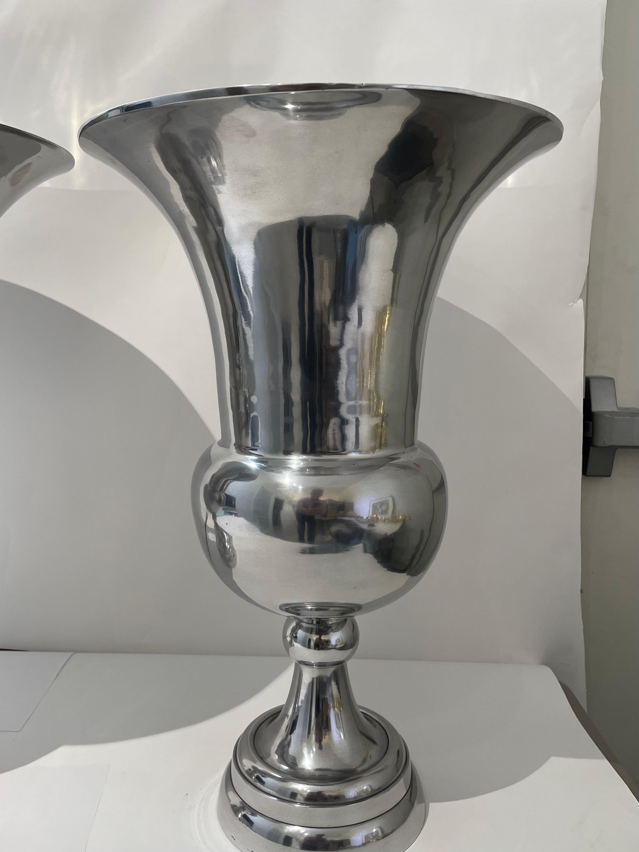 Paire d'urnes en aluminium coulé dans le style d'Arthur Court en vente 7