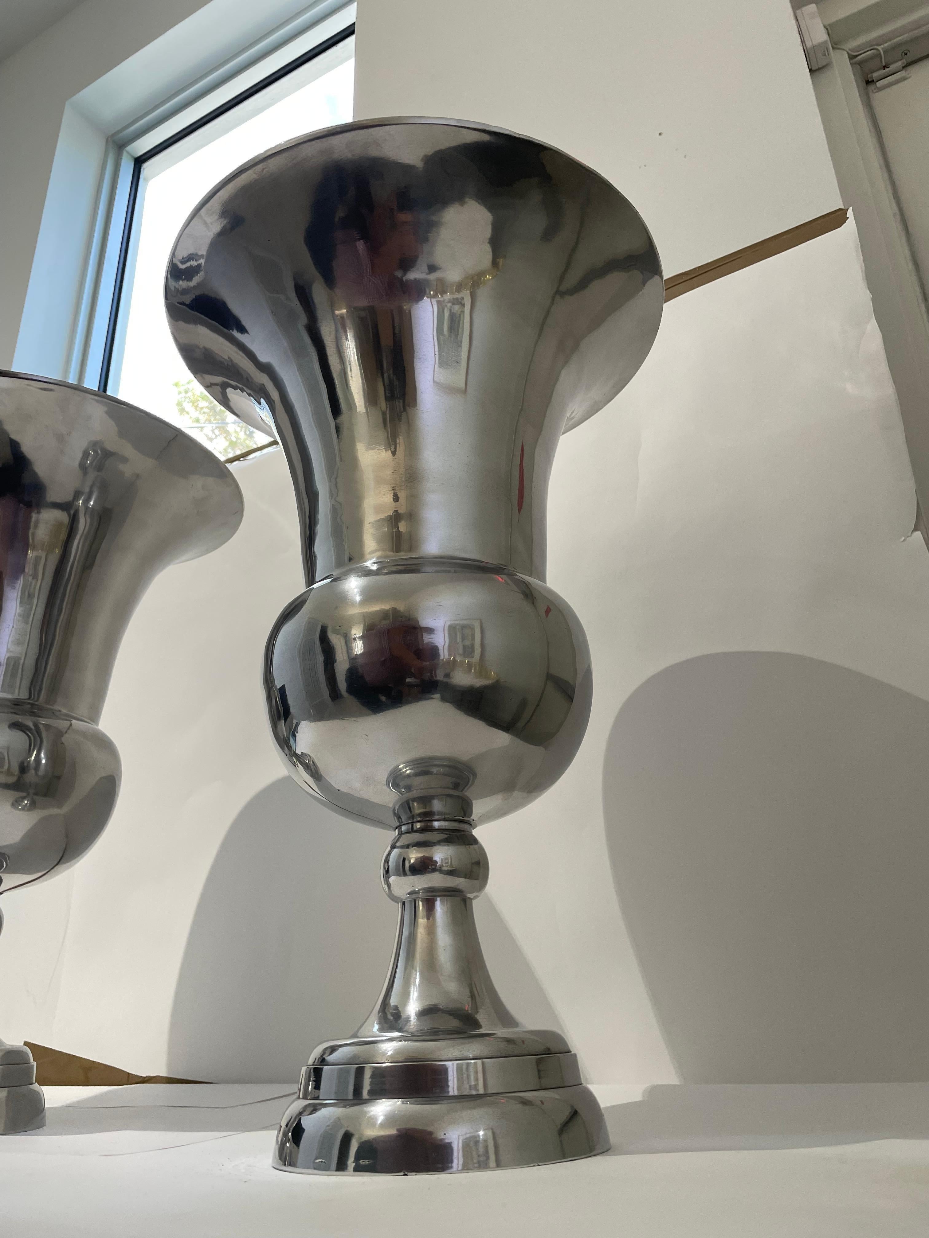 italien Paire d'urnes en aluminium coulé dans le style d'Arthur Court en vente