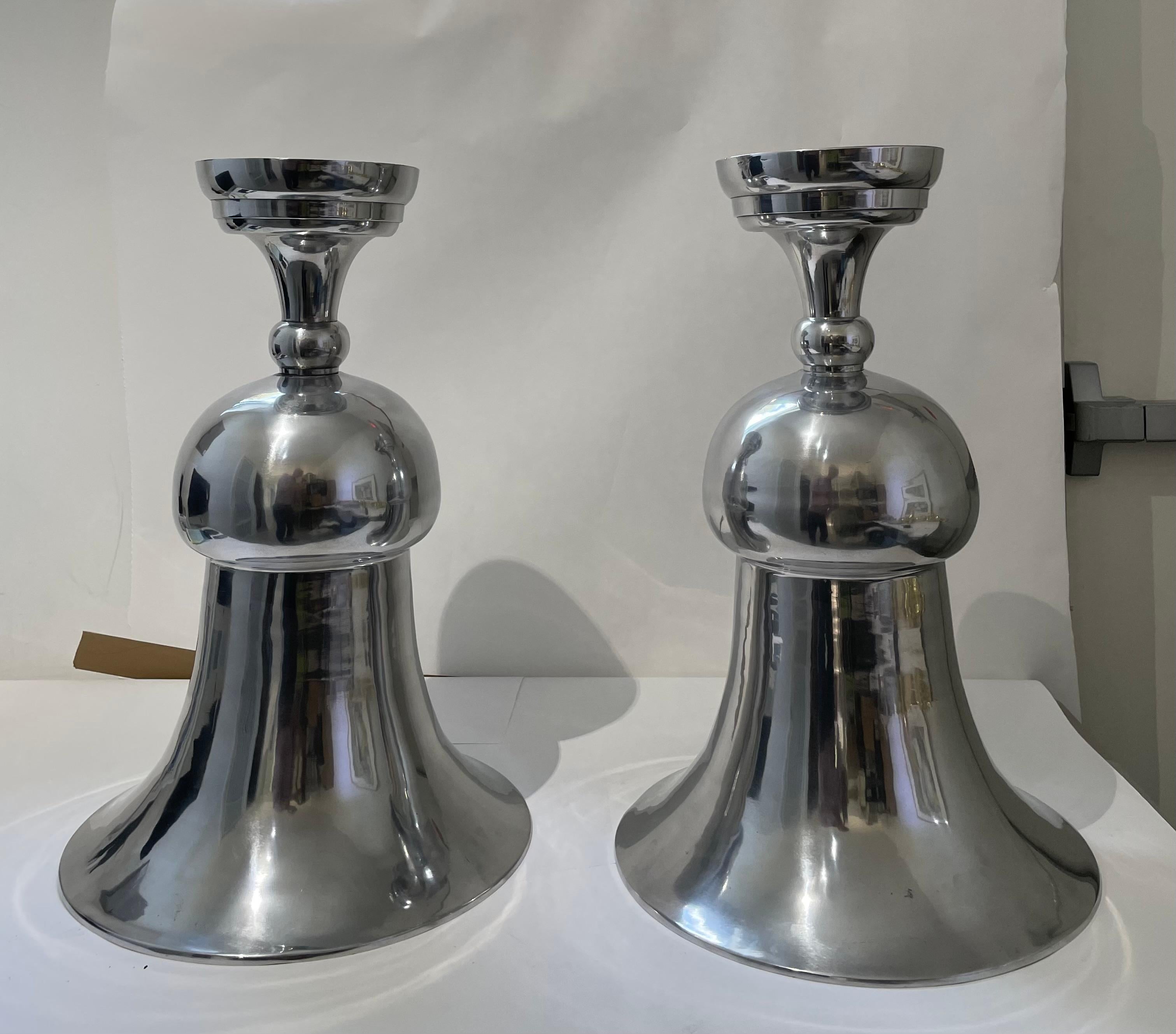 20ième siècle Paire d'urnes en aluminium coulé dans le style d'Arthur Court en vente