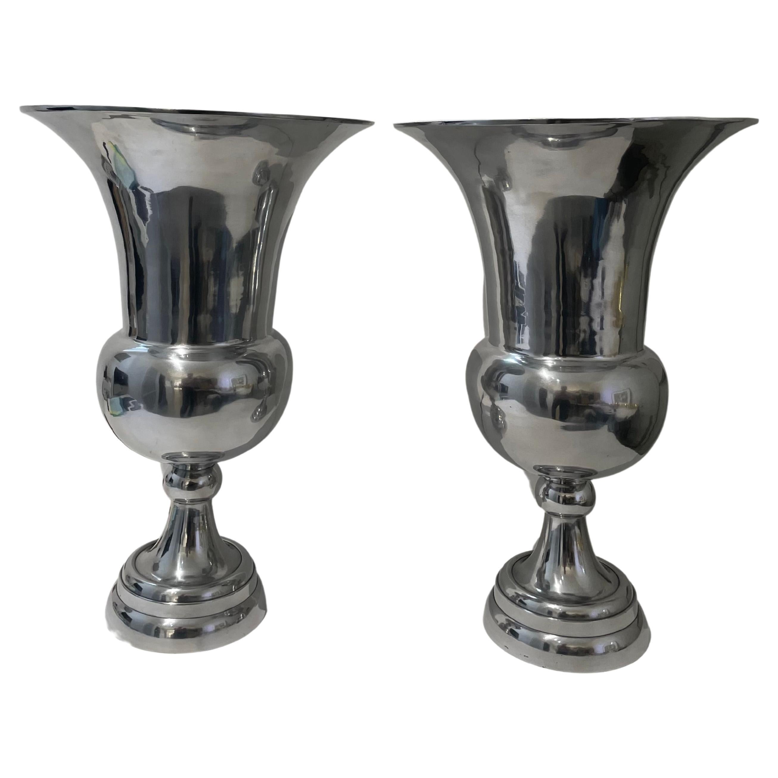 Paire d'urnes en aluminium coulé dans le style d'Arthur Court en vente