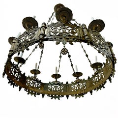 Coppia di lampadari antichi in bronzo fuso. Venduto singolarmente.