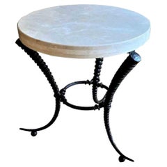 Paire de tables d'appoint contemporaines à trois pieds en bronze moulé de style corne avec plateau en marbre