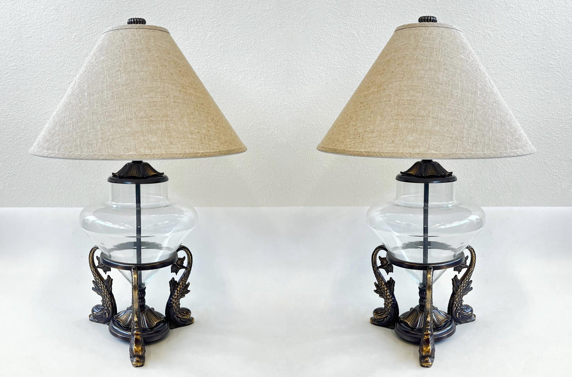 Lampes de table en bronze moulé avec poisson et verre, datant des années 1980, par Frederick Cooper Lamp Co. de Chicago. 
Câblage refait à neuf et nouveaux abat-jours en lin brut. 
Ils portent tous deux le label Frederick Cooper. 
Câblé pour les