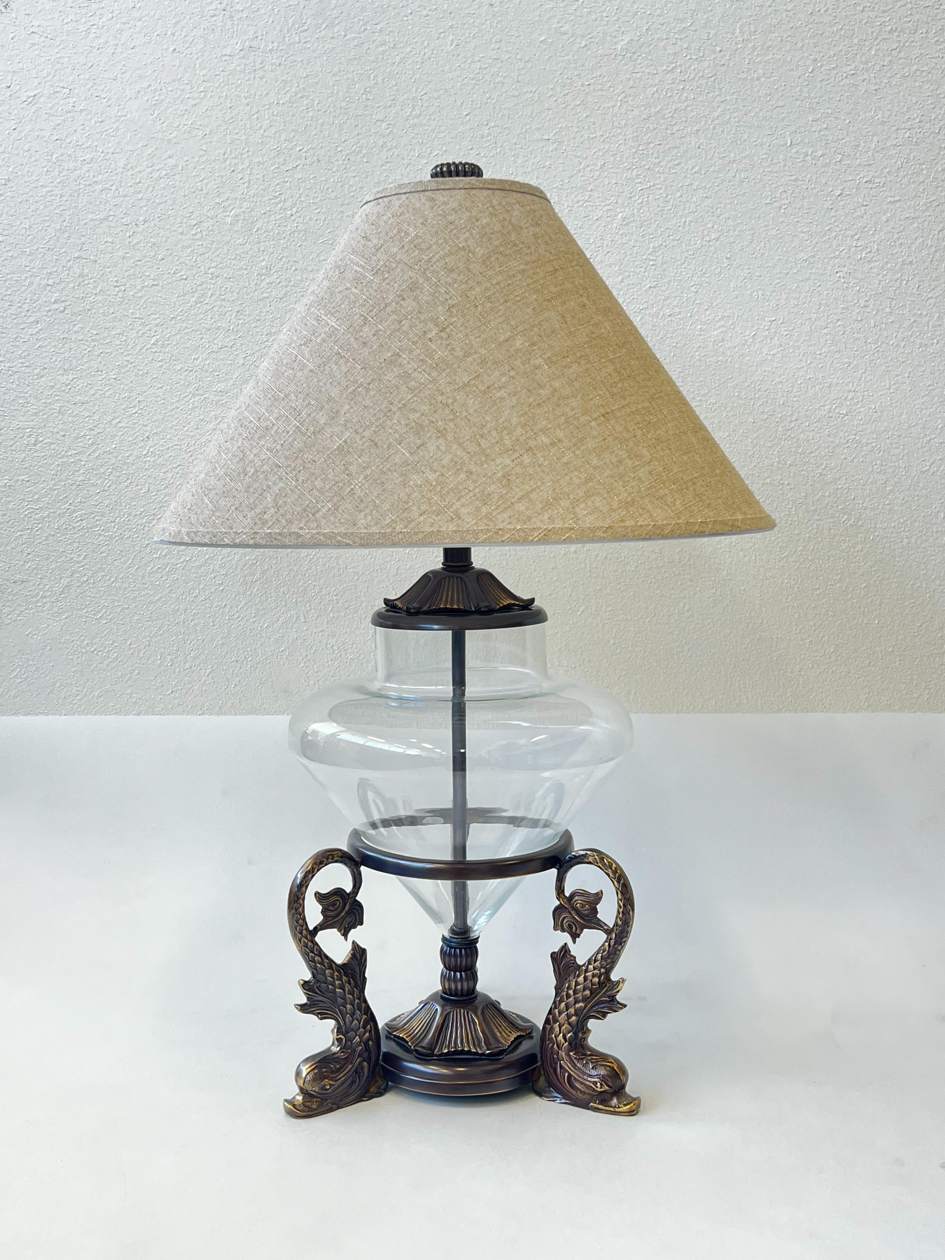 Hollywood Regency Paire de lampes de table en bronze moulé avec poissons et verre par Frederick Cooper en vente
