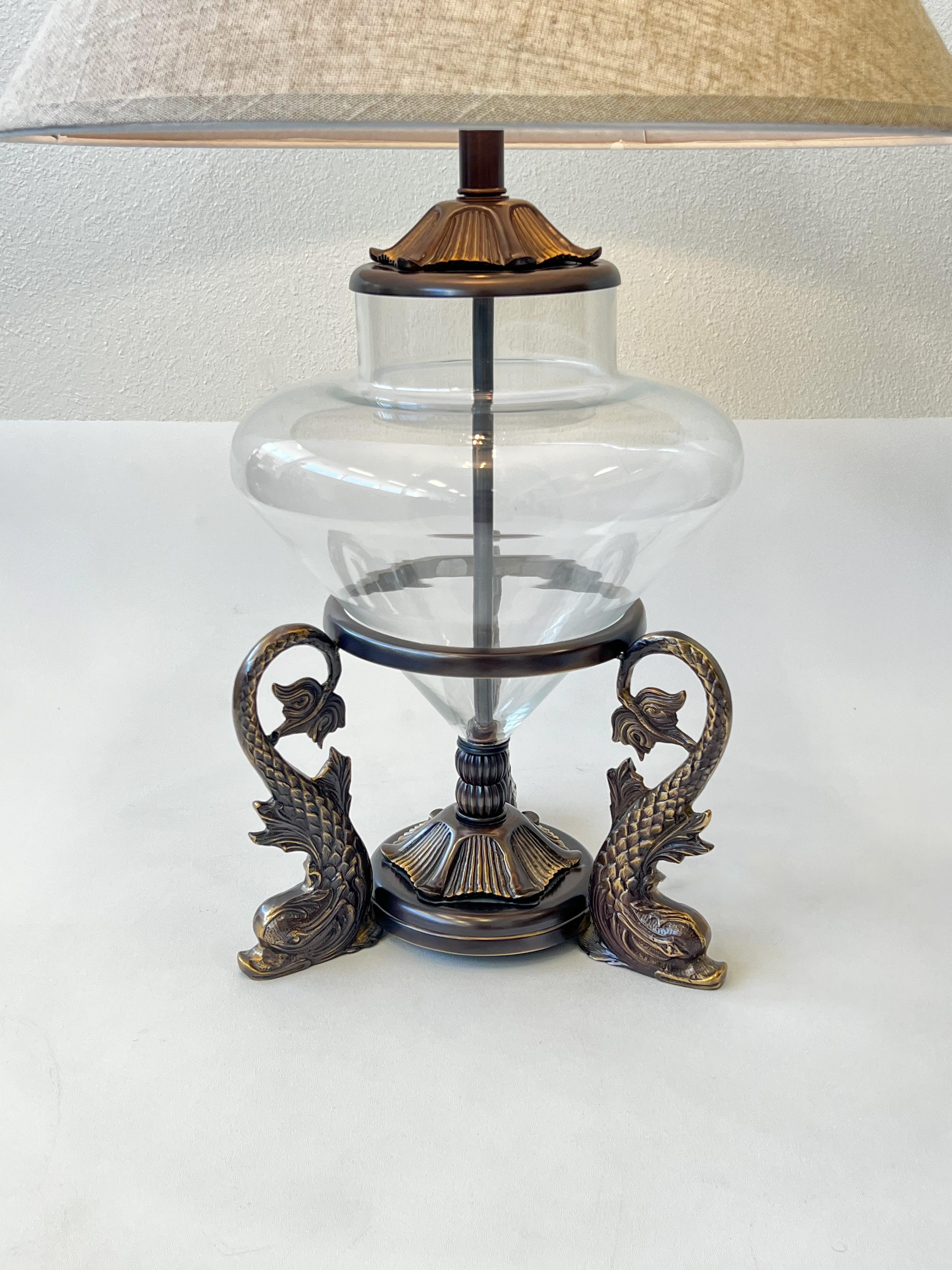 Américain Paire de lampes de table en bronze moulé avec poissons et verre par Frederick Cooper en vente