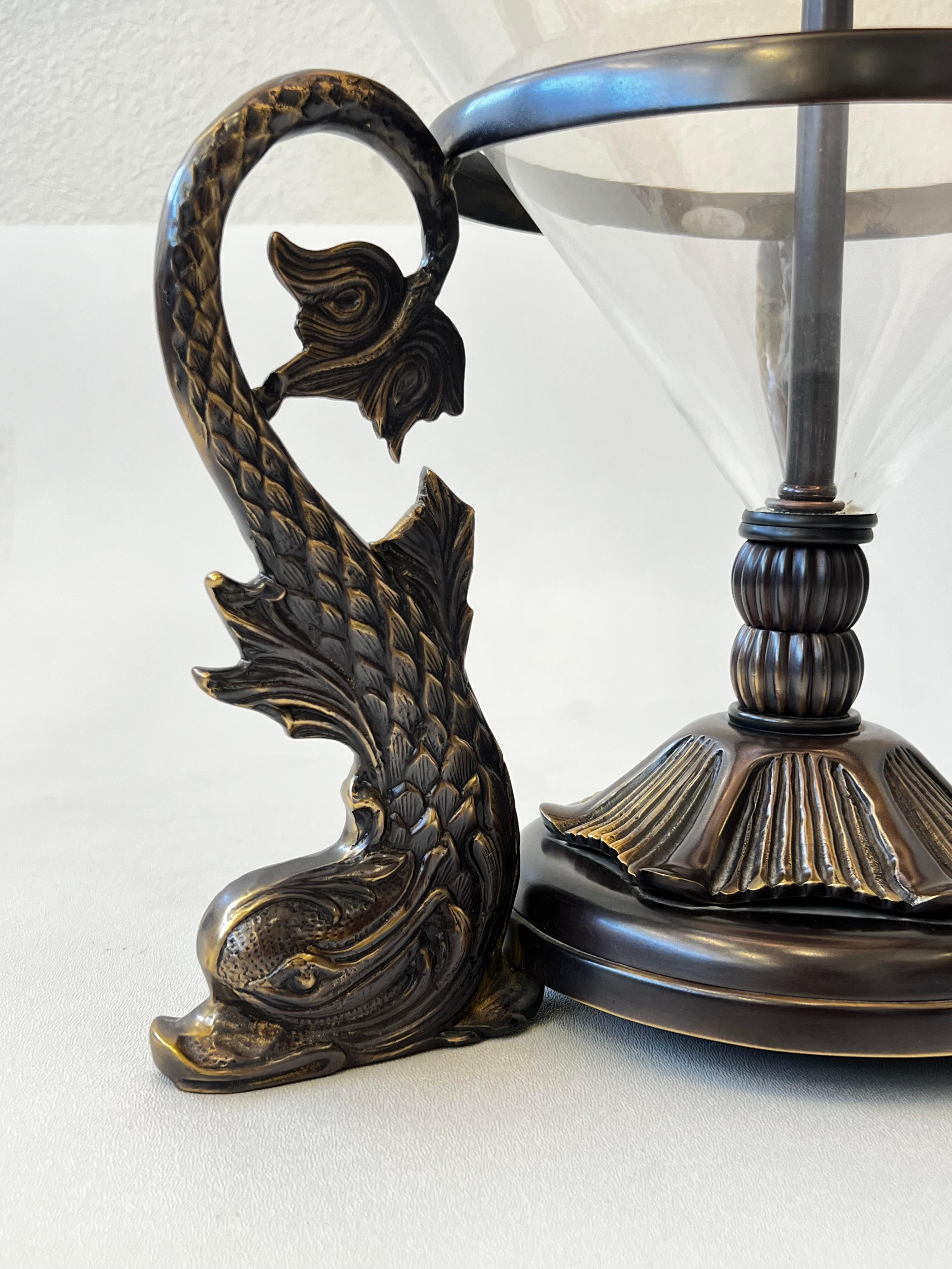 Fait main Paire de lampes de table en bronze moulé avec poissons et verre par Frederick Cooper en vente
