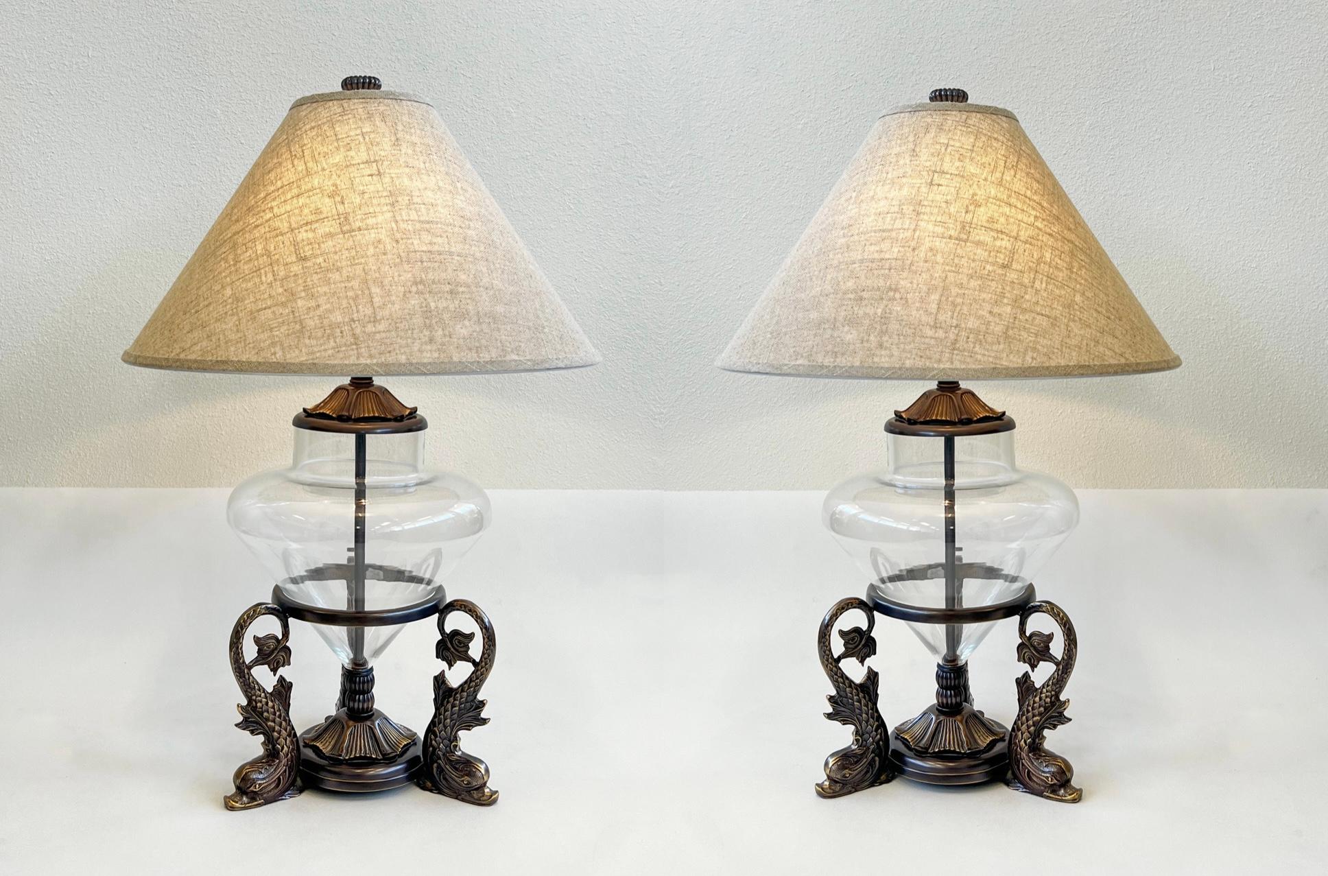 Bronze Paire de lampes de table en bronze moulé avec poissons et verre par Frederick Cooper en vente