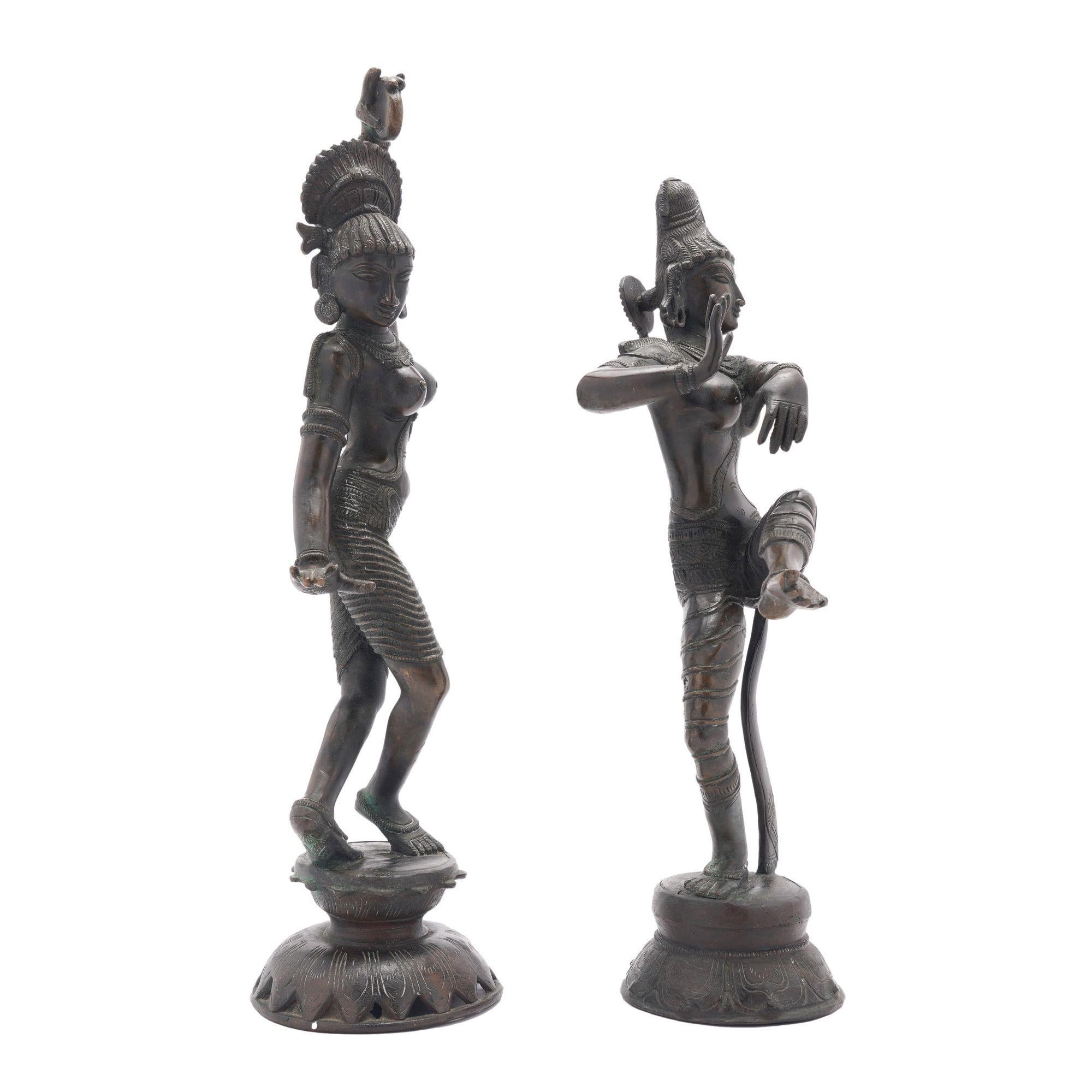 Paire de figures en bronze coulé et patiné représentant Parvati et Shiva, dans des poses de danse sur des socles de lotus peu profonds.
Tamil Nadu, Inde du Sud, XIXe siècle.

Dimensions : 7