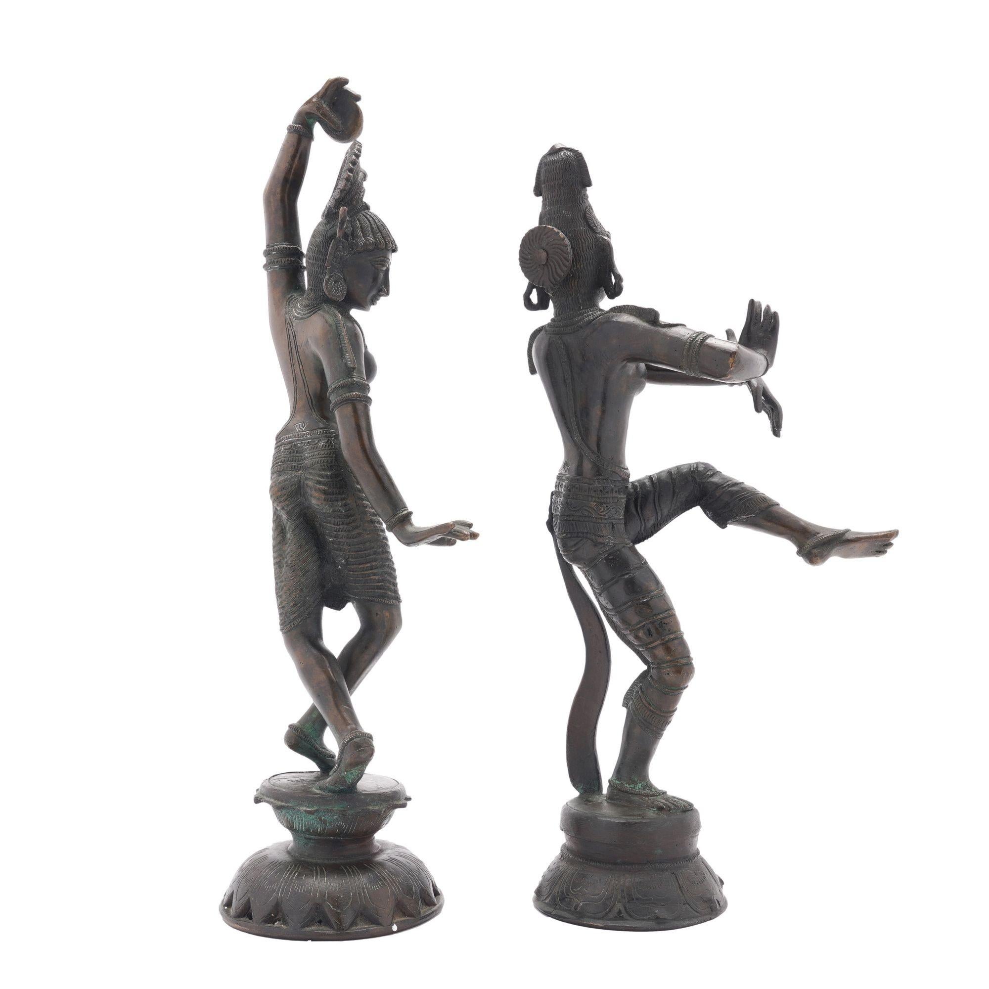 Indien Pair of cast bronze Hindu figures of Parvati & Shiva, c. 1800's en vente