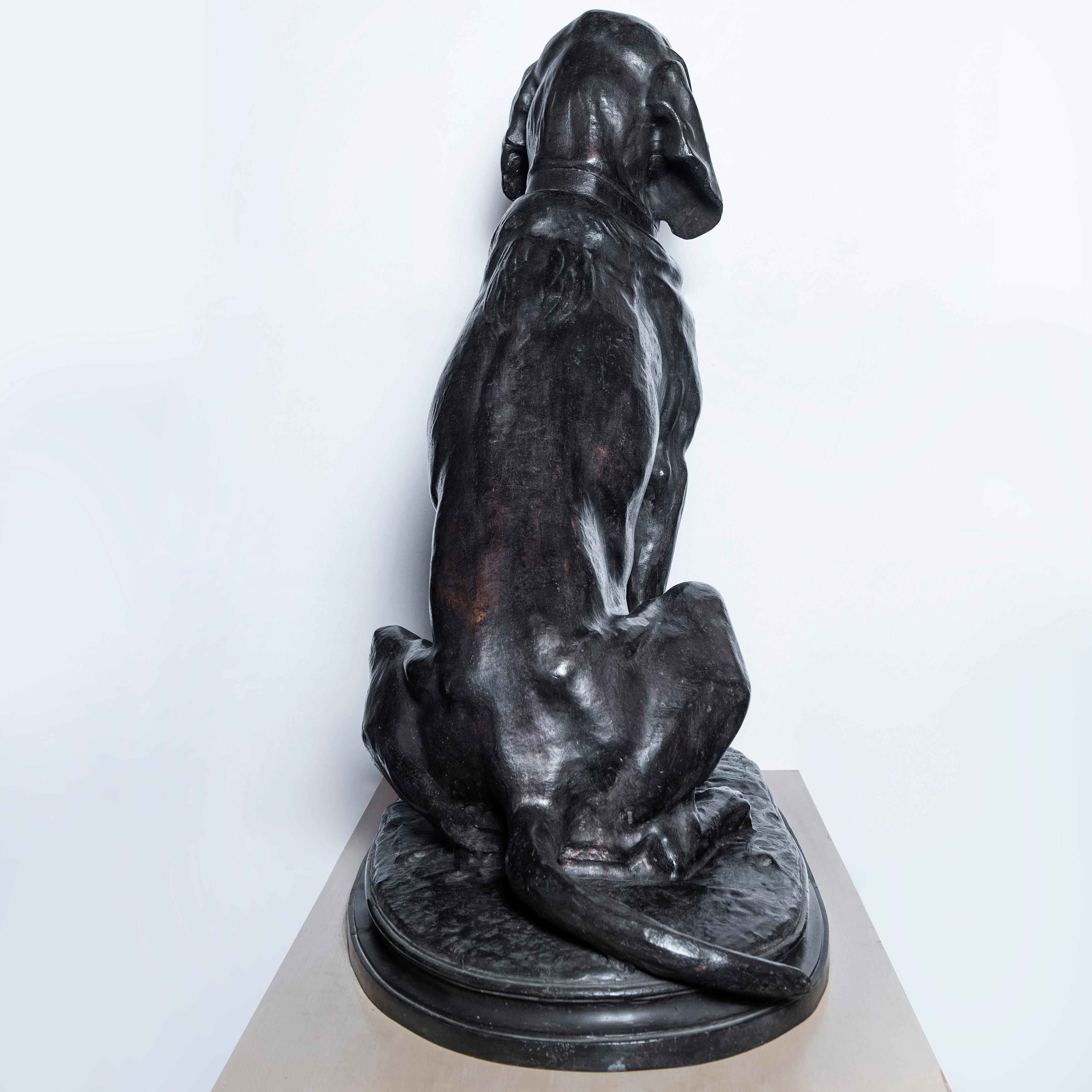 Français Paire de chiens de chasse en bronze moulé, France, fin du XIXe siècle en vente