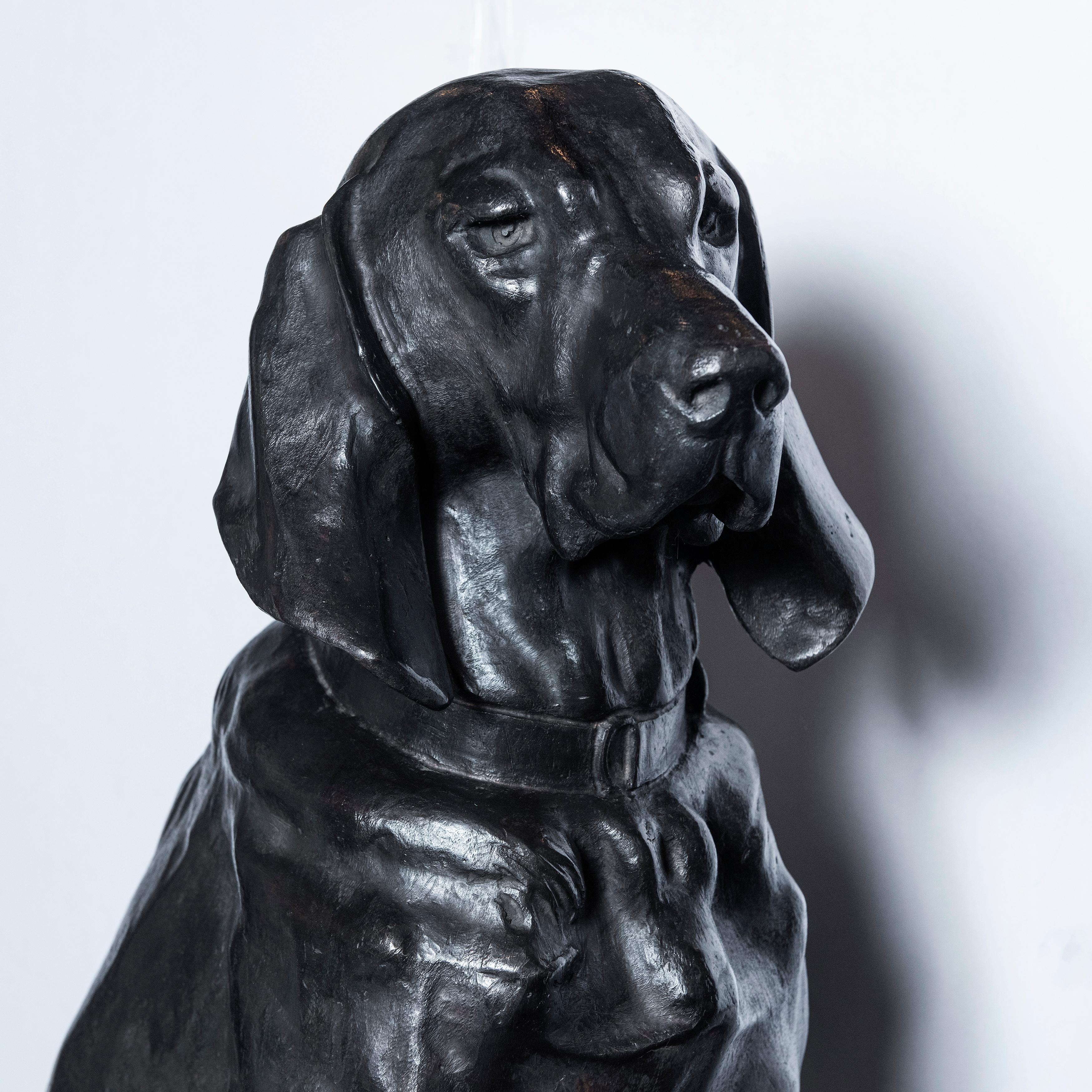 Paire de chiens de chasse en bronze moulé, France, fin du XIXe siècle Bon état - En vente à Buenos Aires, Buenos Aires