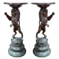 Paire de sculptures de lion en bronze coulé avec dessus en marbre d'après P.J. Mene