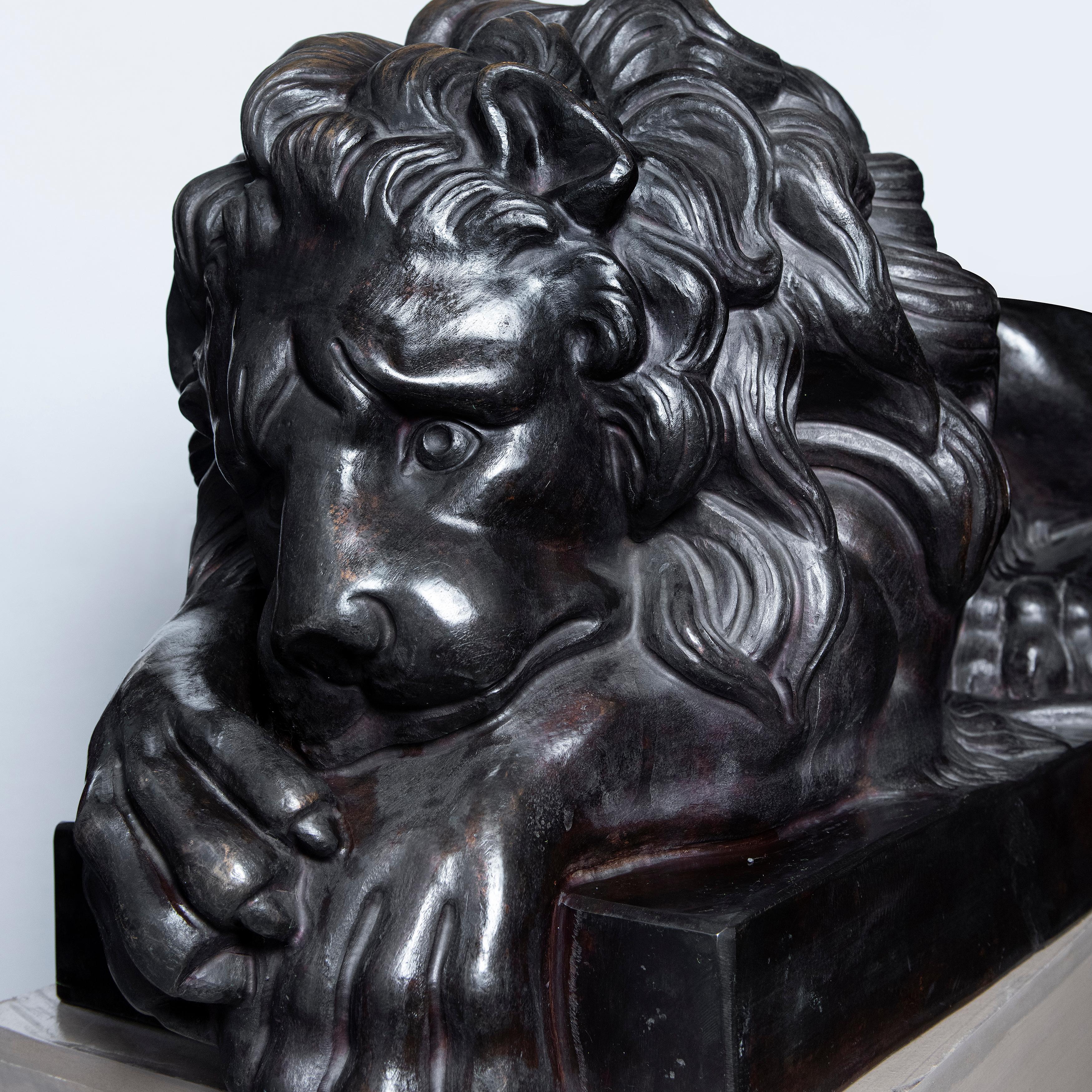 Pair of Cast Bronze Lions, Italy, Late 19th Century In Good Condition For Sale In Buenos Aires, Buenos Aires