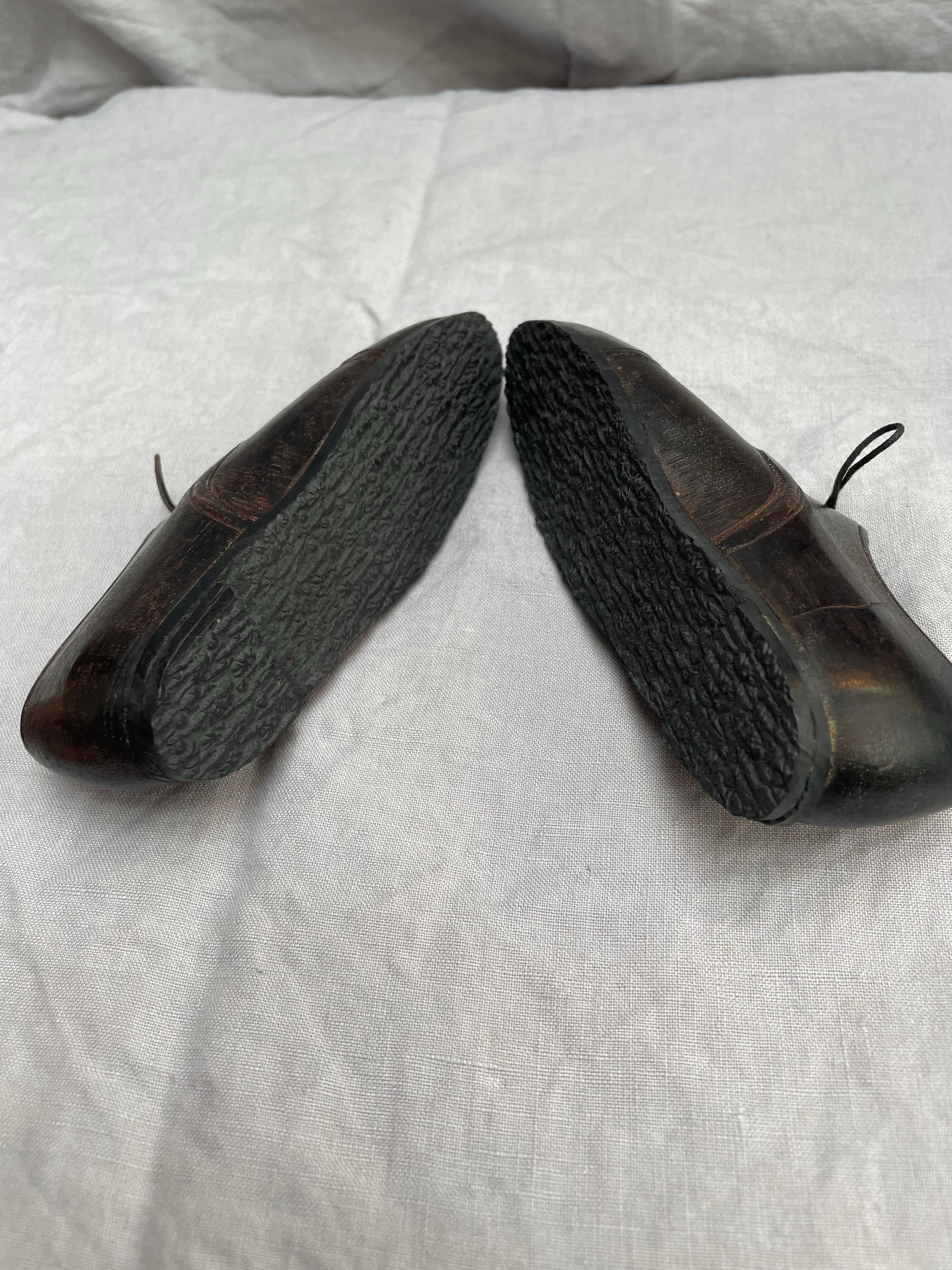 Pair of Cast Bronze Men’s Shoes, Mid-20th Century en Excelente estado para la venta en Northport, MI