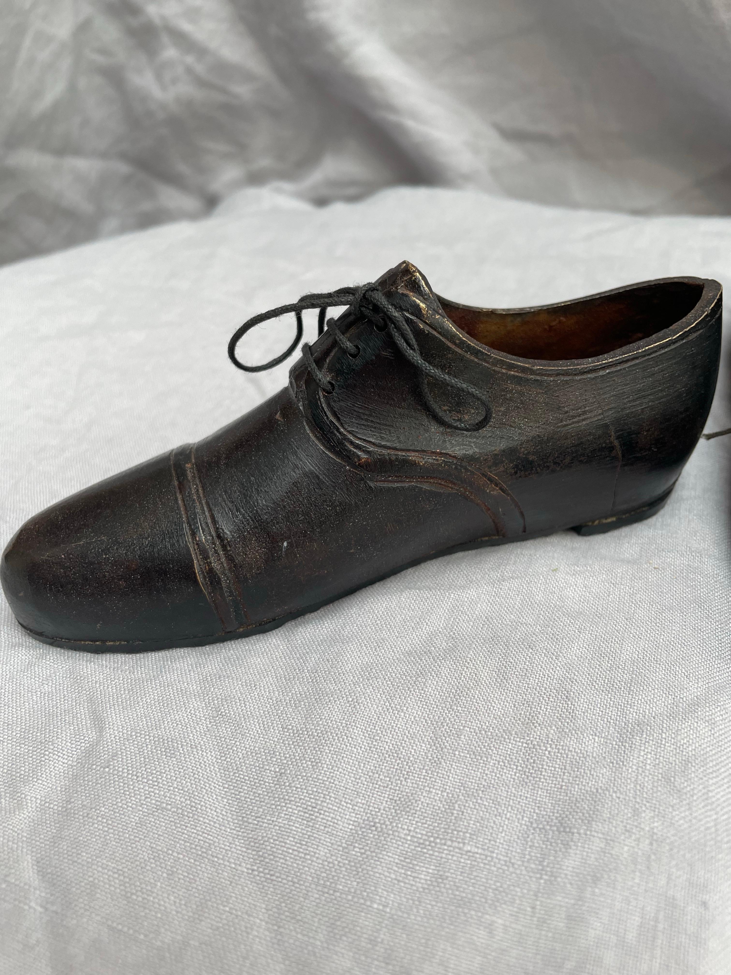 Pair of Cast Bronze Men’s Shoes, Mid-20th Century Bronce en venta