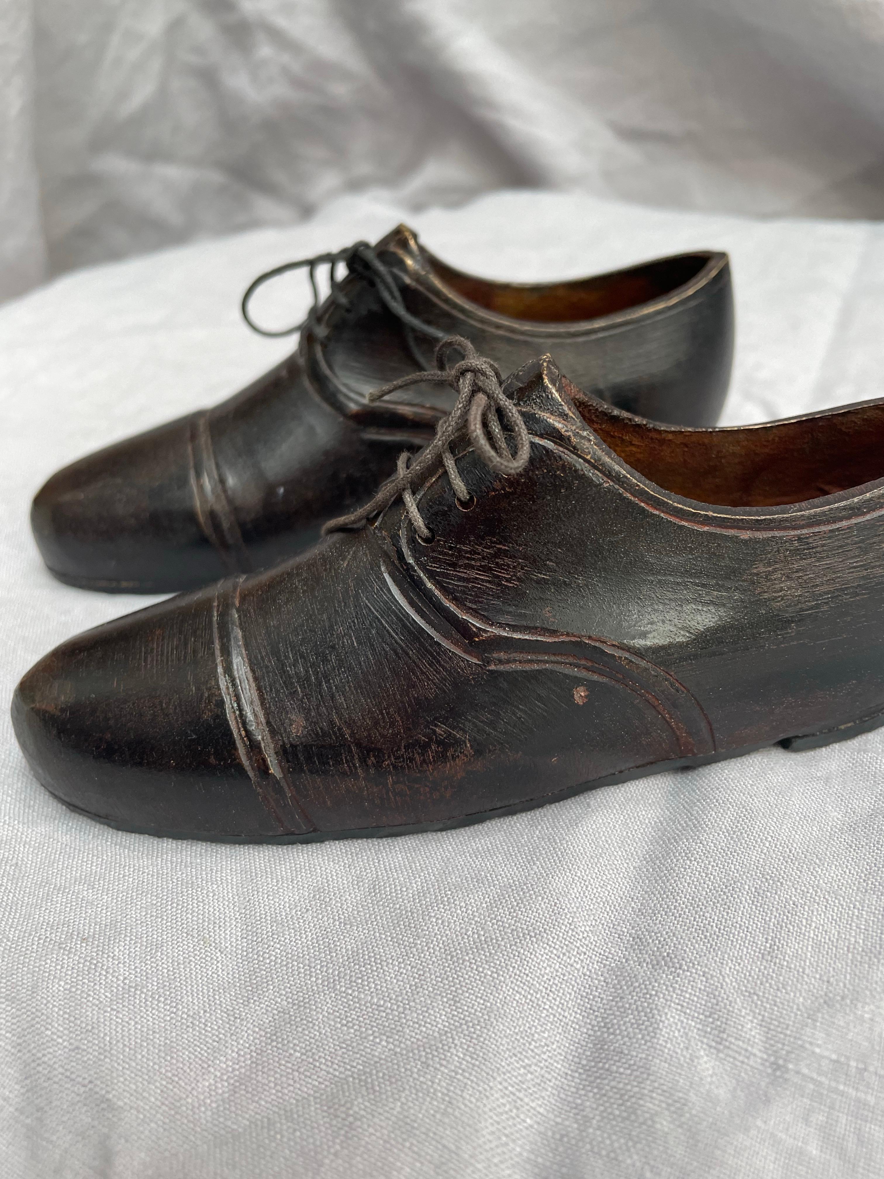 Pair of Cast Bronze Men’s Shoes, Mid-20th Century en venta 1