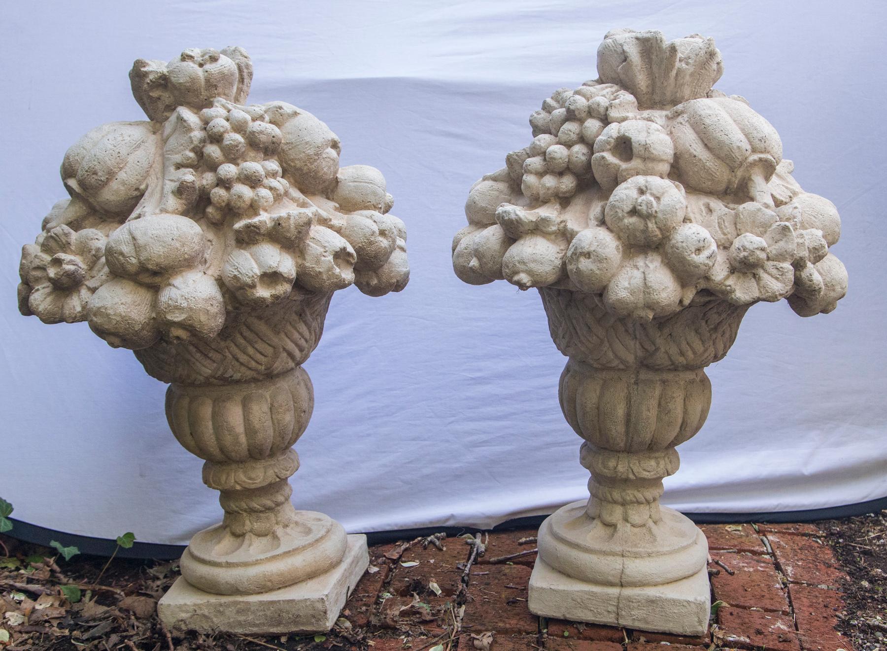 Sollevato su piedistalli, il cesto, realizzato in modo da sembrare un cesto intrecciato, contiene un grande assortimento di frutta. La base quadrata misura 9 x 9 pollici.
Sono dipinte di un bianco crema.