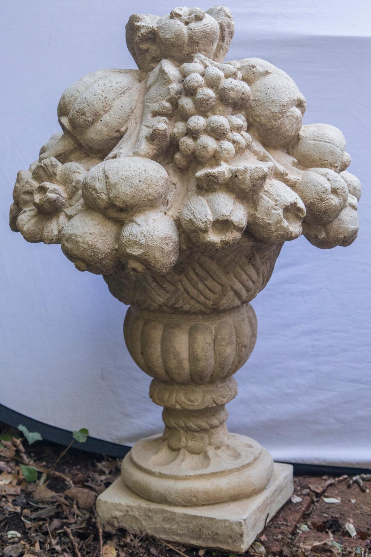 Calco Coppia di ornamenti da giardino a forma di cesto di frutta in cemento fuso in vendita