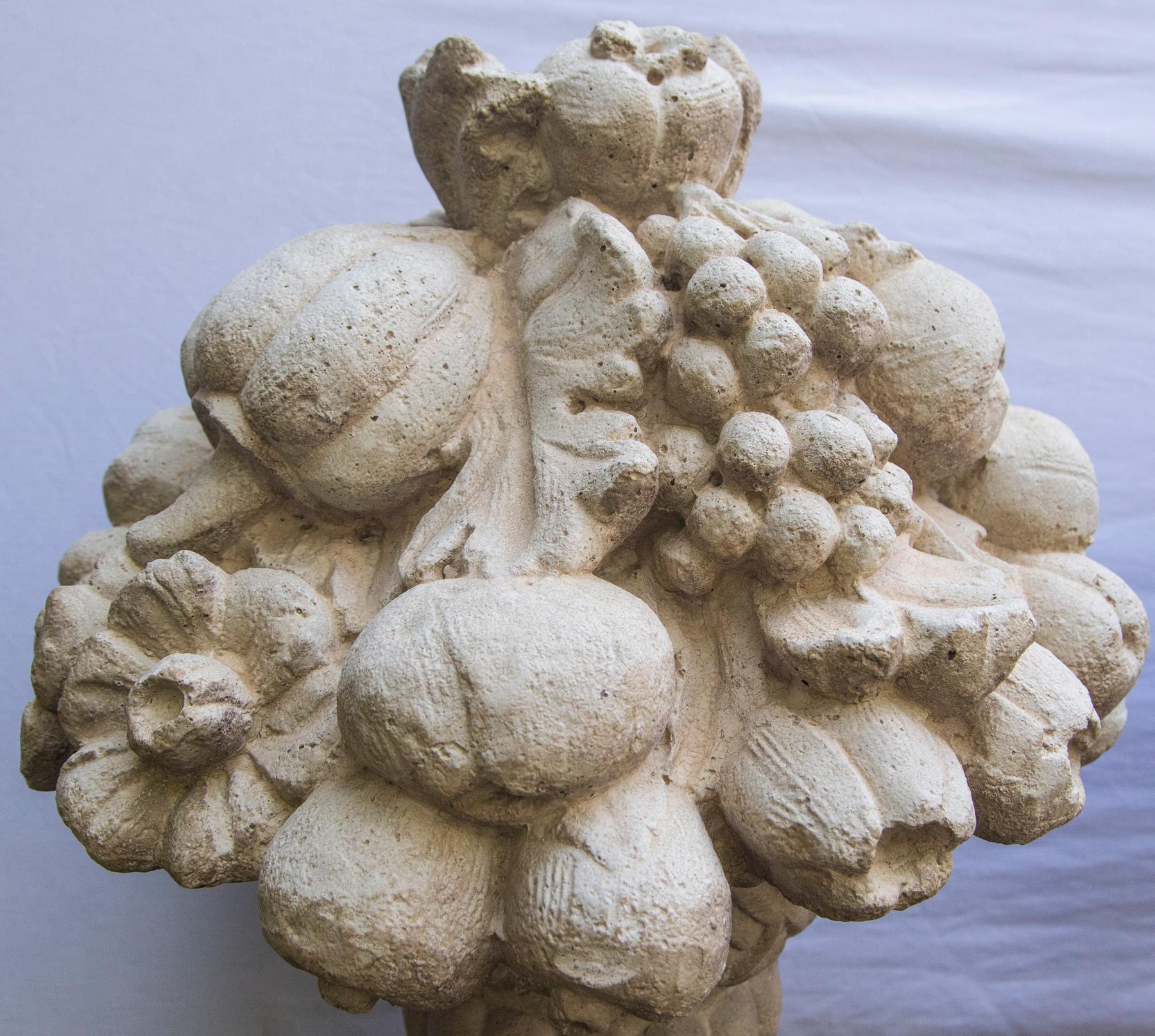 Coppia di ornamenti da giardino a forma di cesto di frutta in cemento fuso In condizioni discrete in vendita a Woodbury, CT