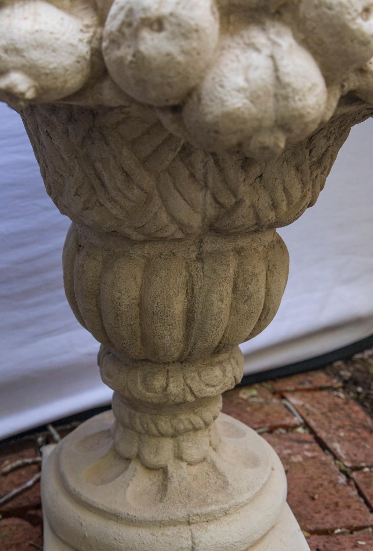 Cemento Coppia di ornamenti da giardino a forma di cesto di frutta in cemento fuso in vendita