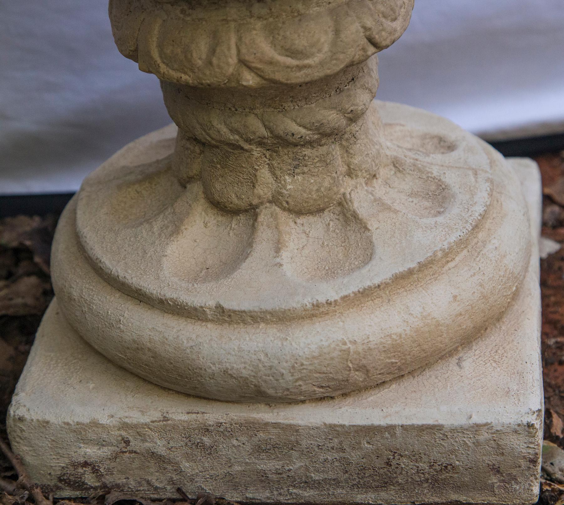 Coppia di ornamenti da giardino a forma di cesto di frutta in cemento fuso in vendita 1
