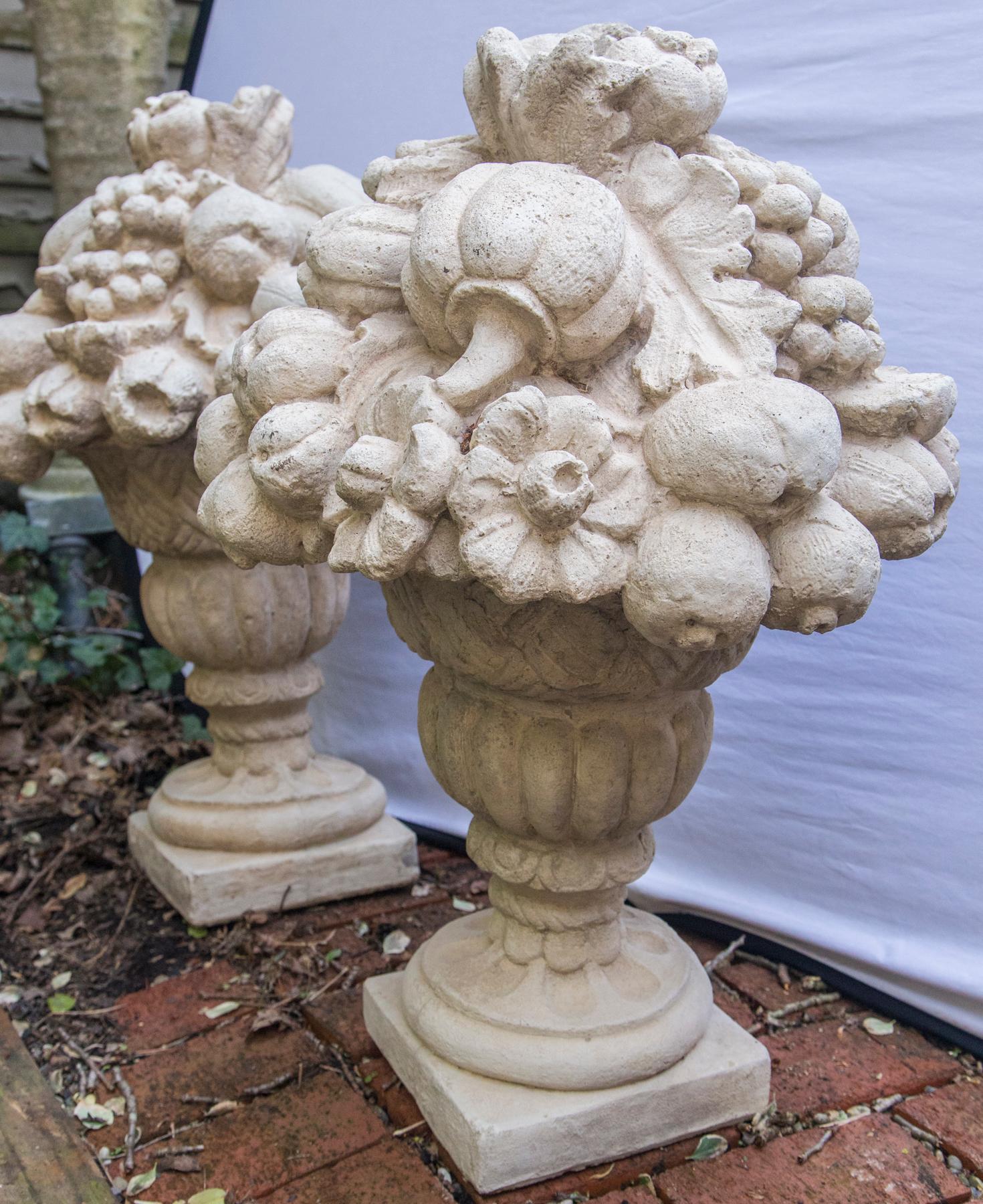 Coppia di ornamenti da giardino a forma di cesto di frutta in cemento fuso in vendita 2